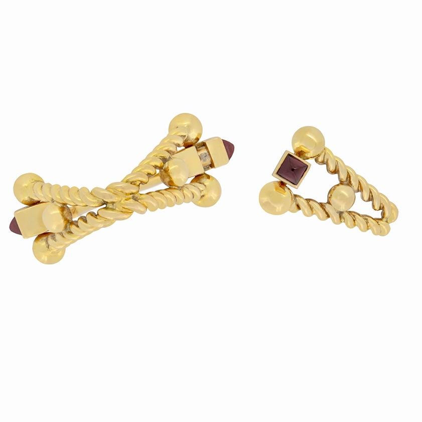 Cette paire sophistiquée de boutons de manchette vintage provient de la France des années 1970. Réalisés en or jaune 18 carats, ces boutons de manchette présentent un motif de corde qui fait le tour de la manchette et une barre articulée qui les
