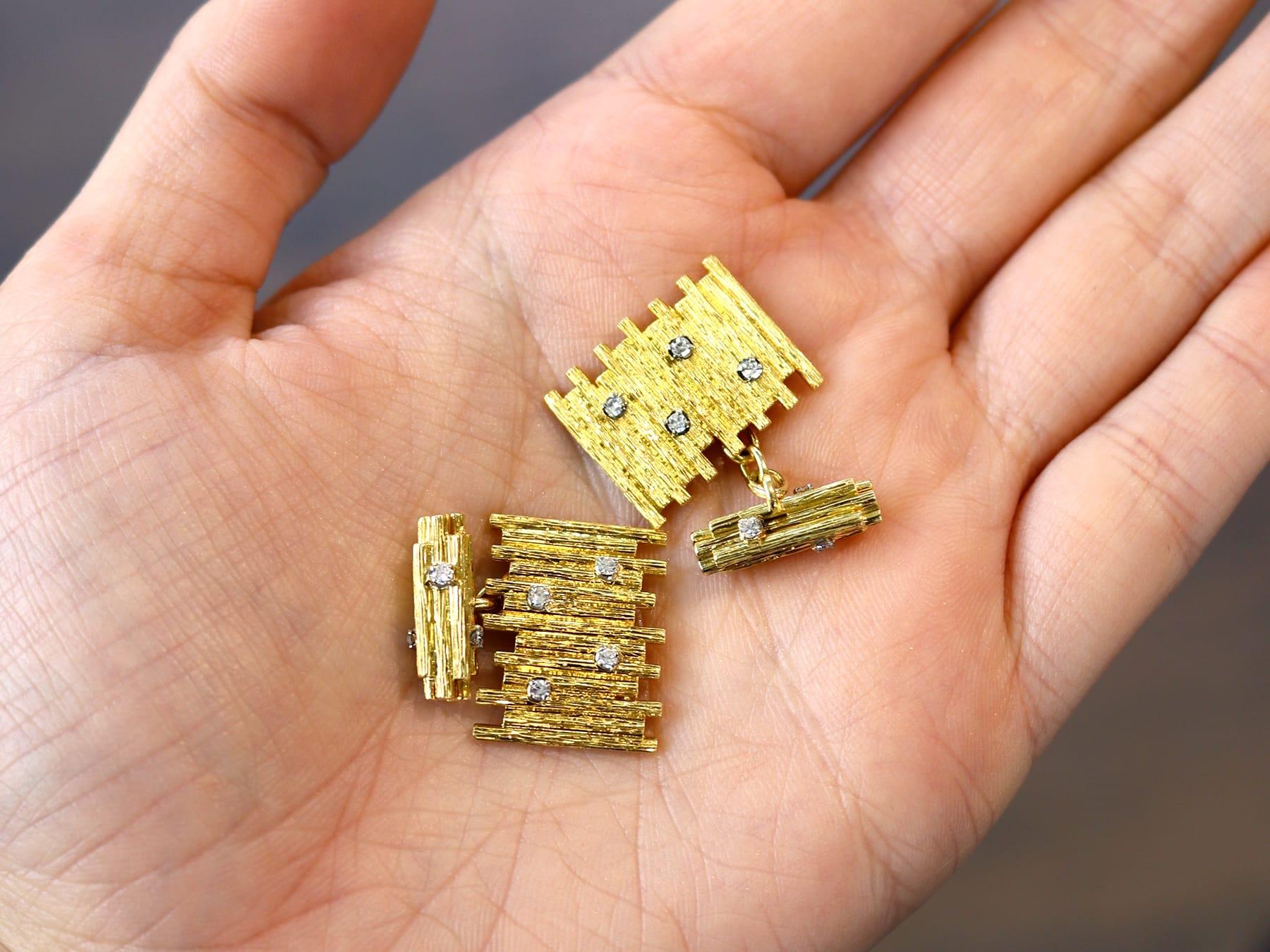 Gemelos vintage de diamantes de 0,24 quilates y oro amarillo de 18k Circa 1970 Corte redondo en venta