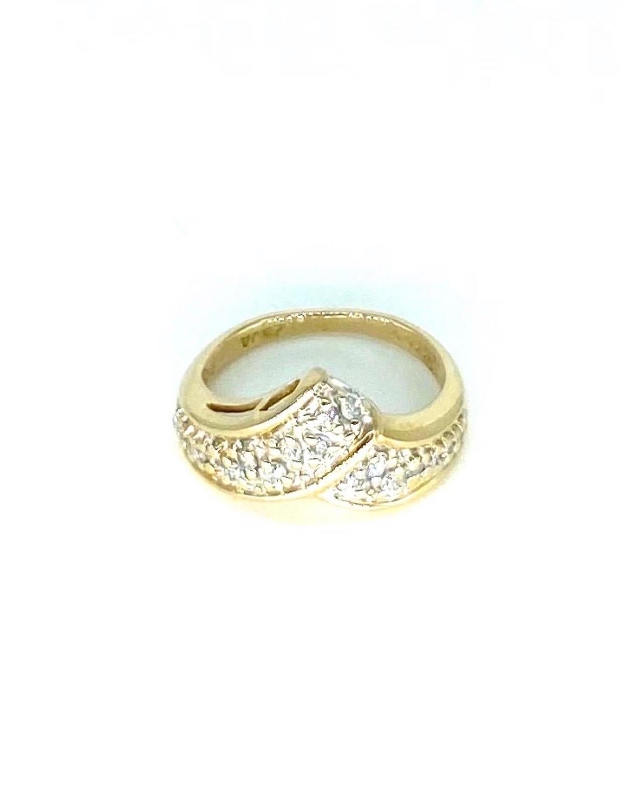 Vintage 0.25 Carat Diamond Tiara Ring 14k Gold In Excellent Condition For Sale In Miami, FL