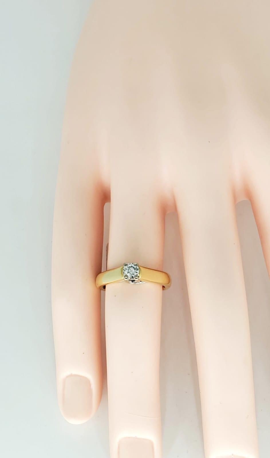 Taille ronde Bague de fiançailles vintage en or 18 carats avec diamant central de 0,26 carat en vente