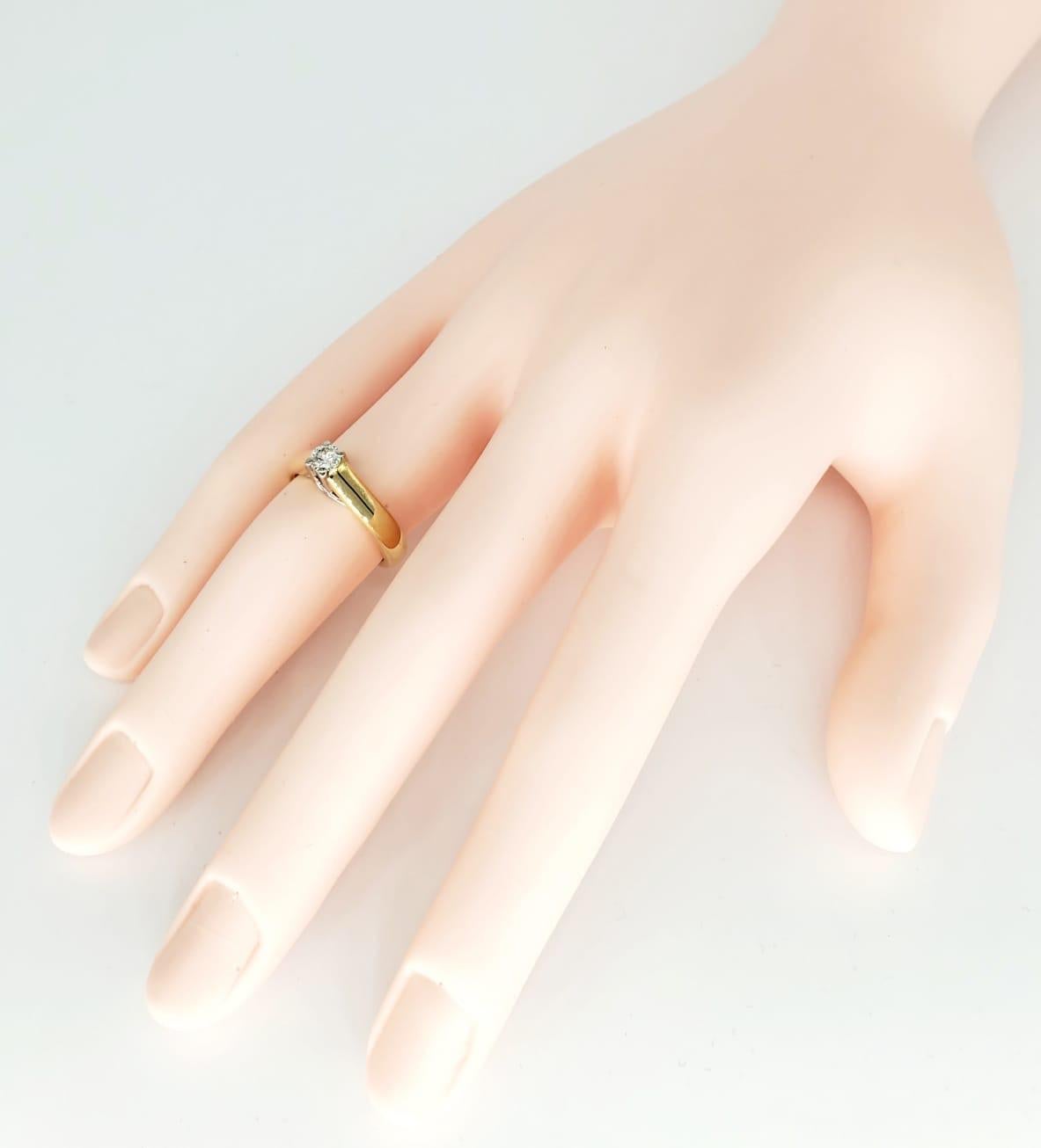 Bague de fiançailles vintage en or 18 carats avec diamant central de 0,26 carat Excellent état - En vente à Miami, FL