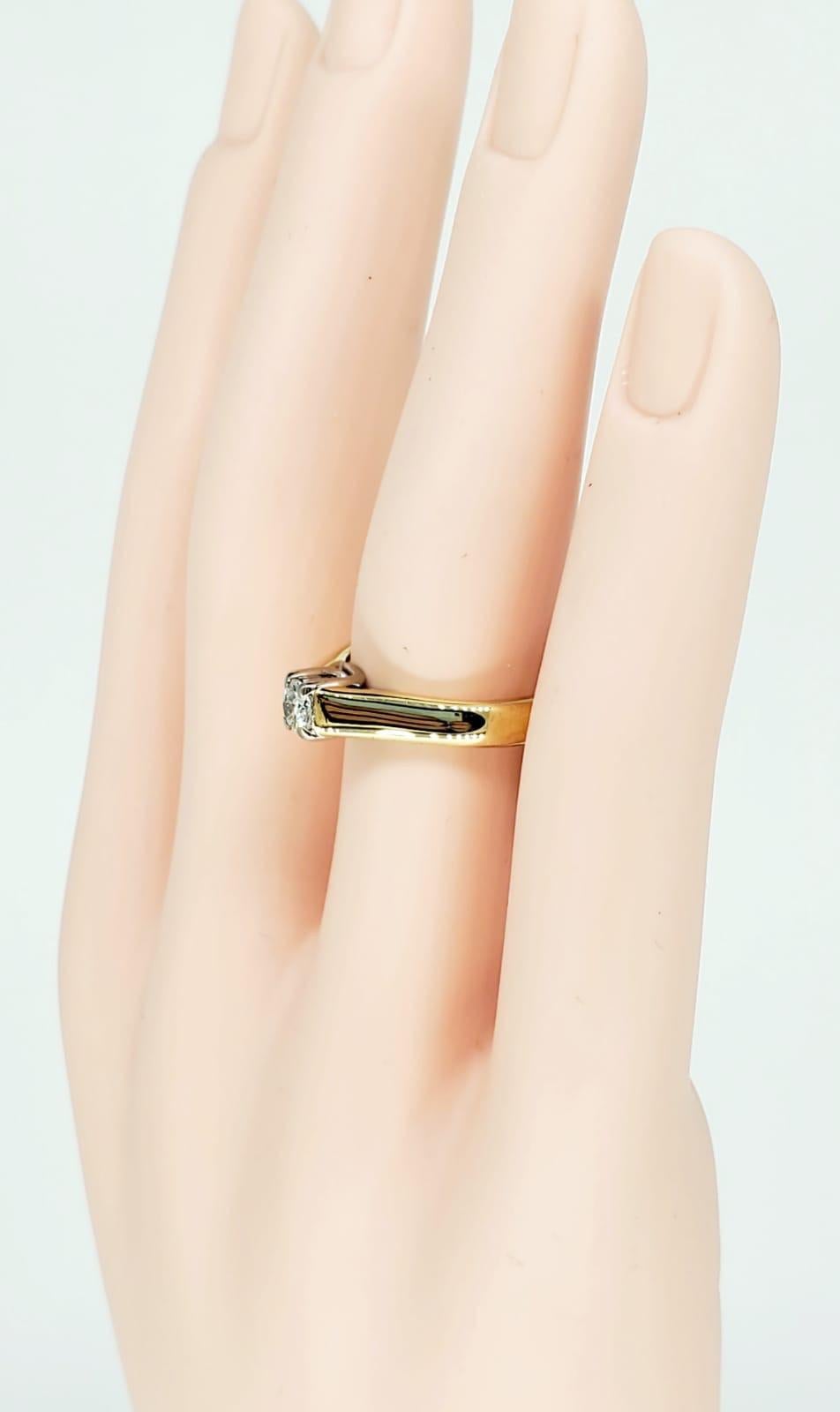 Bague de fiançailles vintage en or 18 carats avec diamant central de 0,26 carat en vente 1