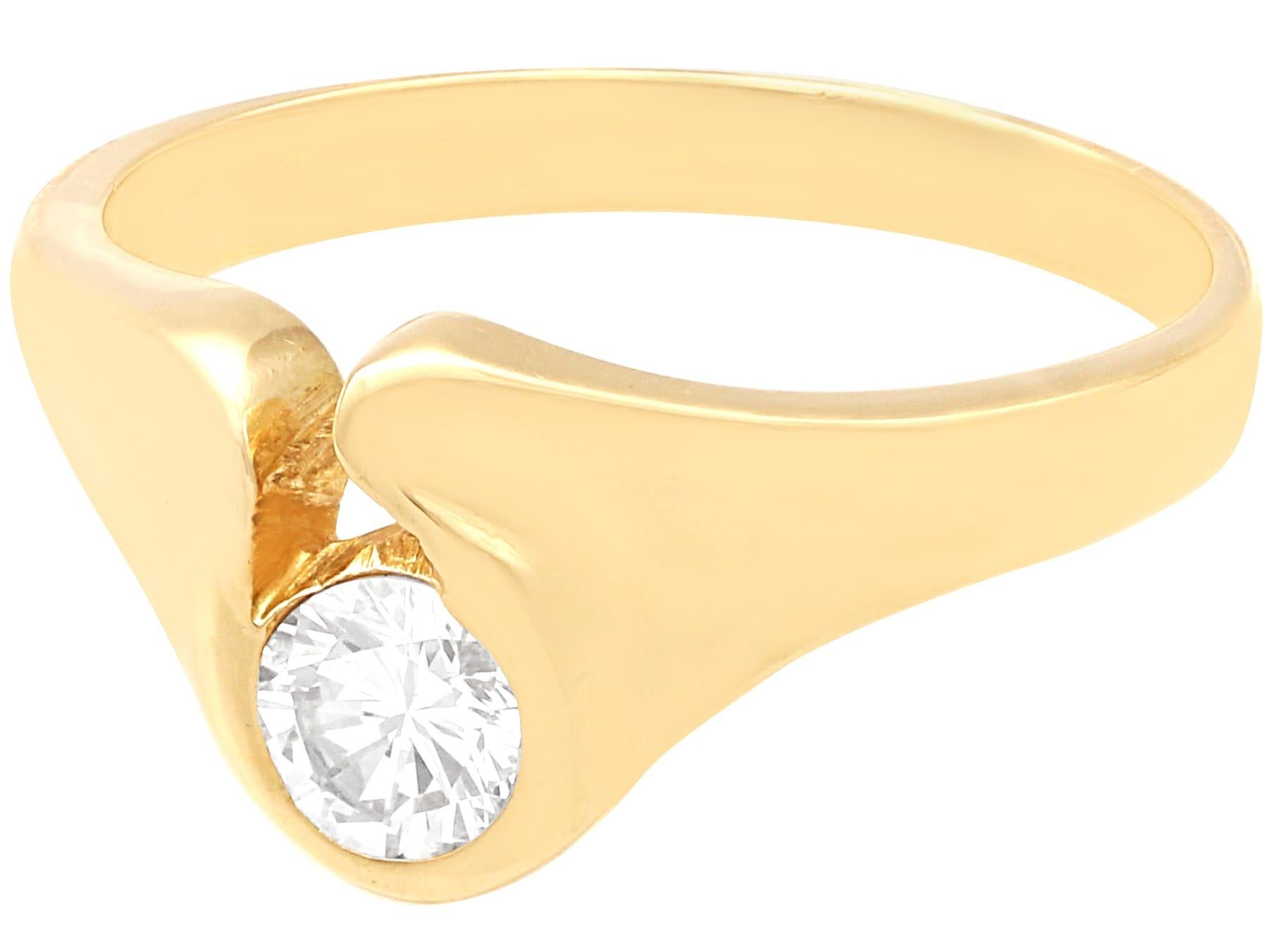 Round Cut Vintage 0.30 Carat Diamond and 18k Yellow Gold Solitaire Engagement Ring For Sale