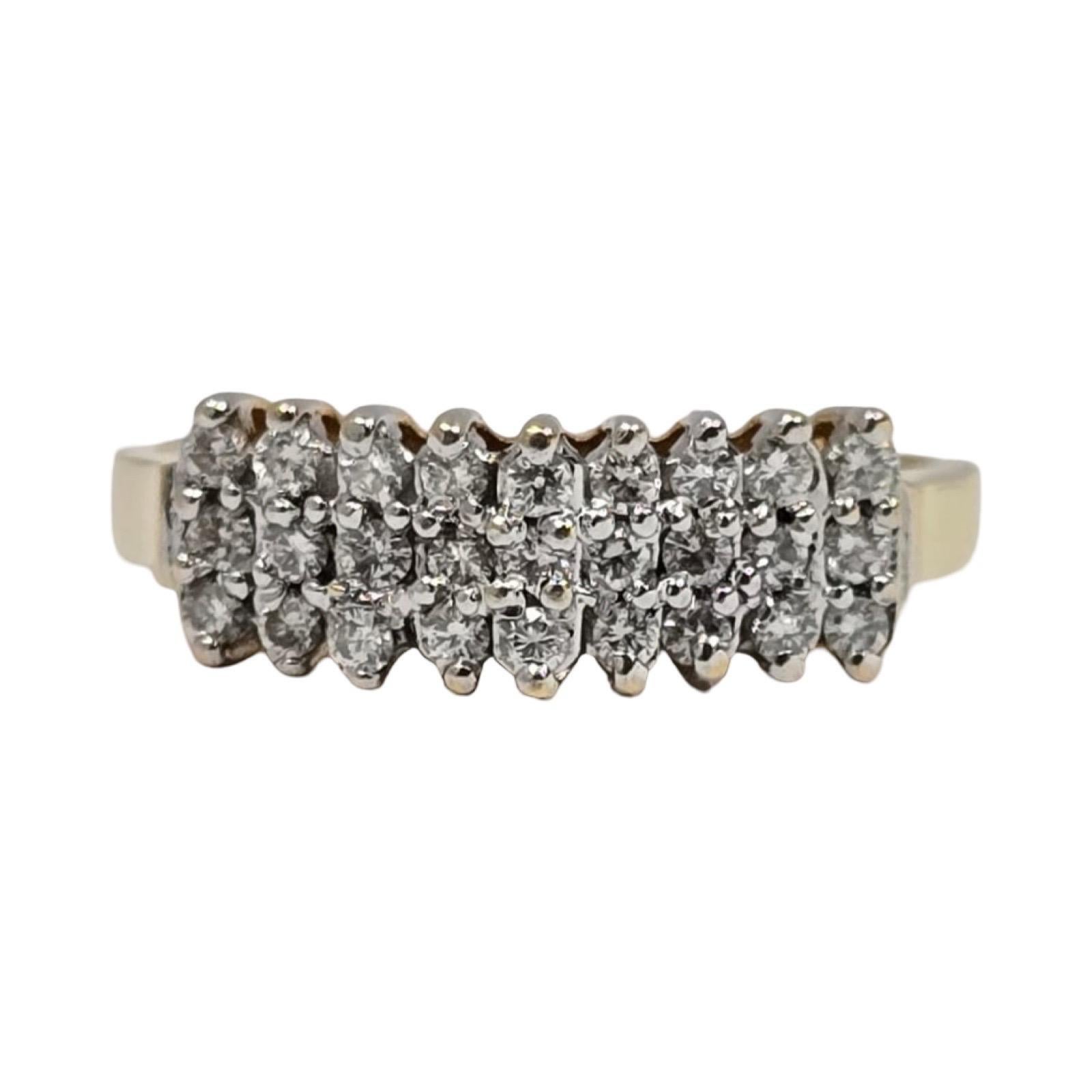 Dieser Diamant-Cluster-Ring aus den 1970er Jahren ist aus reichhaltigem 20-karätigem Gelbgold gefertigt und mit runden Diamanten im Brillantschliff von insgesamt etwa 0,30 Karat besetzt. Die Steine sind in einer klassischen Cluster-Anordnung mit