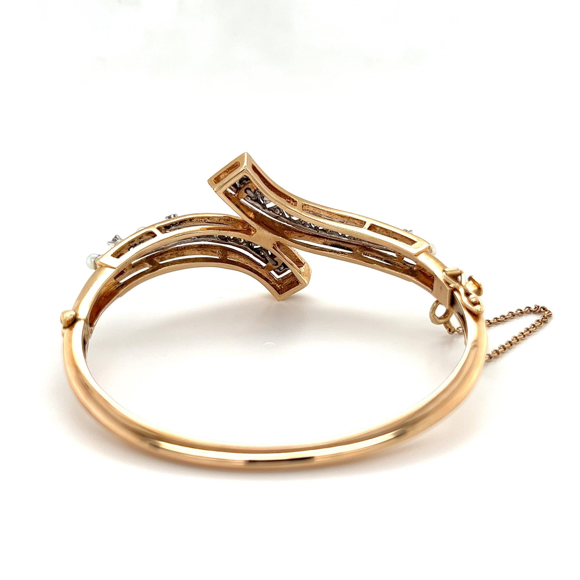 Moderne Bracelet jonc vintage en or jaune 14 carats avec perles et diamants 0,32 carat poids total en vente