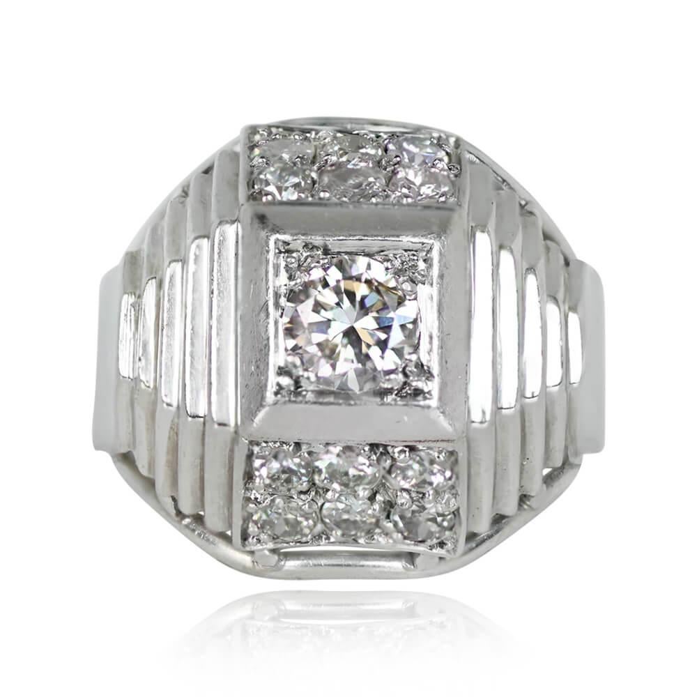 Ein einzigartiger Vintage-Ring mit einem 0,35-karätigen Diamanten im Übergangsschliff mit der Farbe I und der Reinheit VS2. Der zentrale Diamant ist in einer quadratischen Lünette in Zacken gefasst und oben und unten von Diamanten im alten