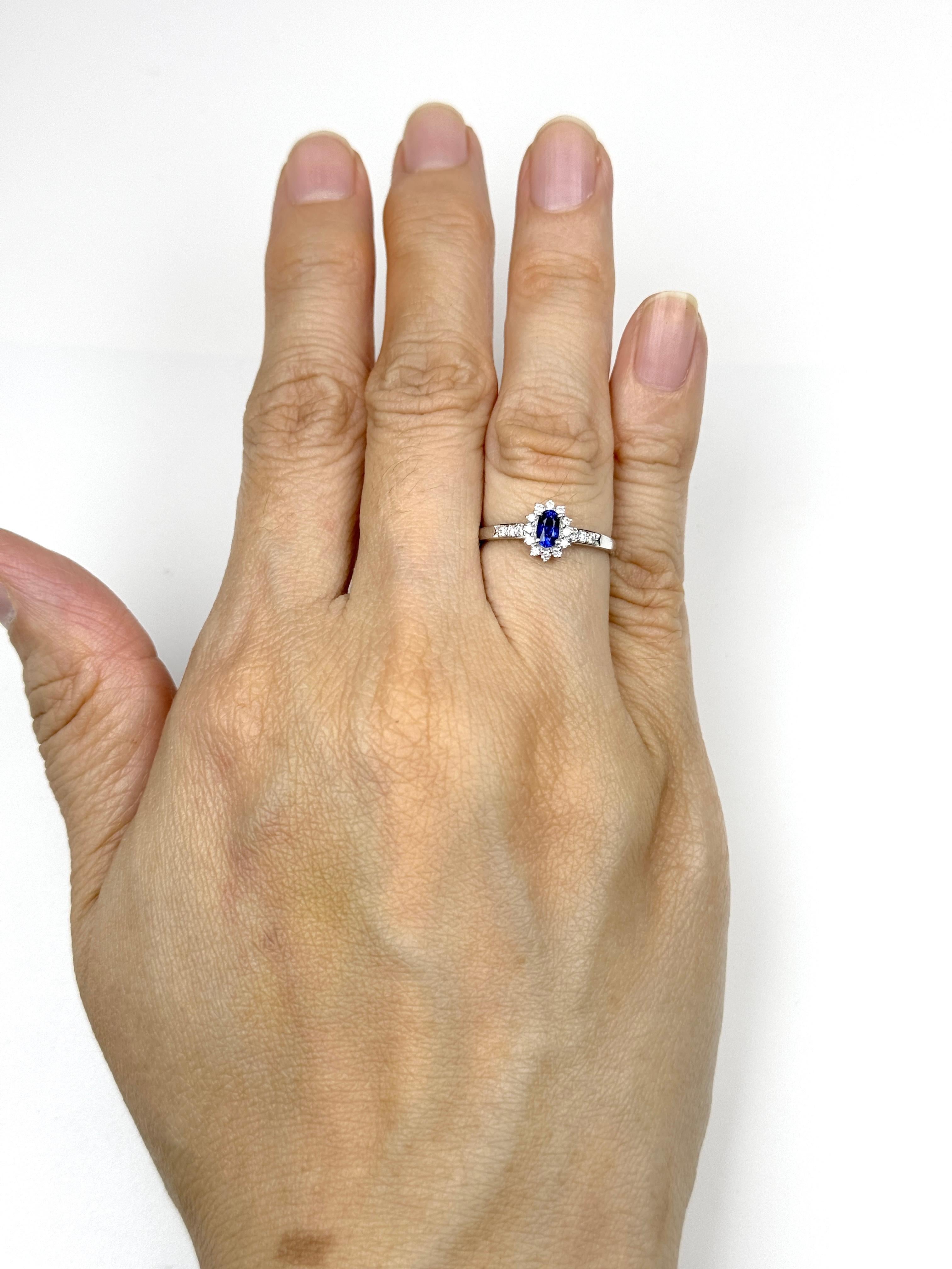 Vintage 0.36ct Sri Lanka Blue Sapphire Diamond Ring in 18K White Gold In New Condition For Sale In Hong Kong, HK