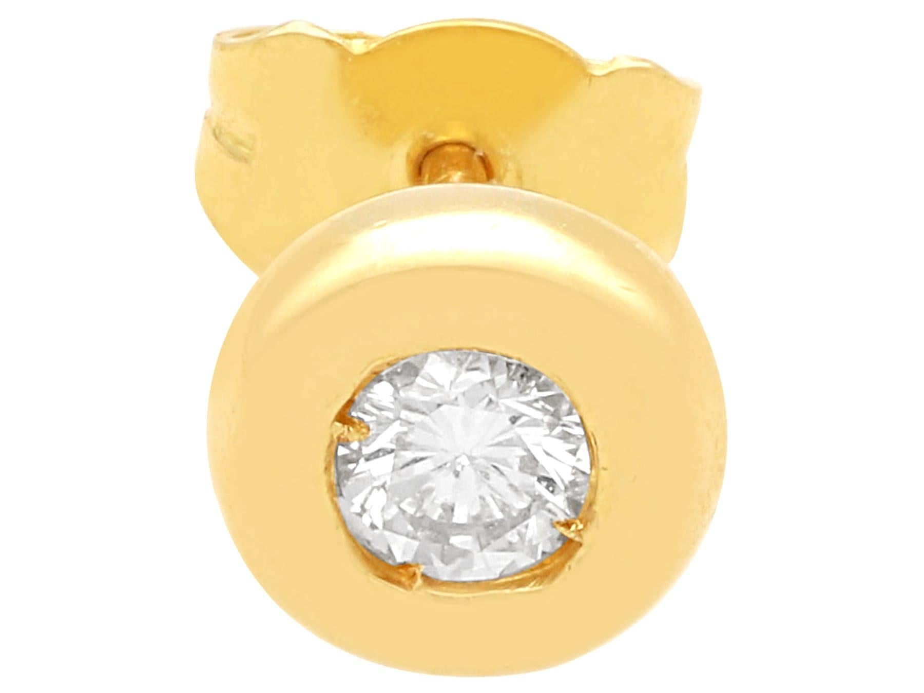 Round Cut Vintage 0.40Ct Diamond and 18k Yellow Gold Stud Earrings Circa 1960 For Sale