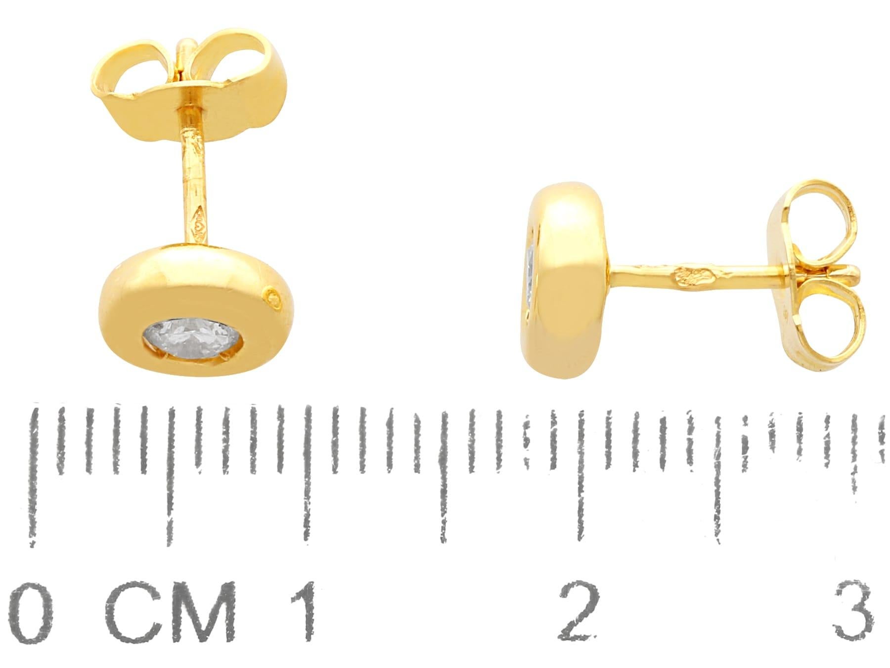 Vintage 0.40Ct Diamond and 18k Yellow Gold Stud Earrings Circa 1960 For Sale 2