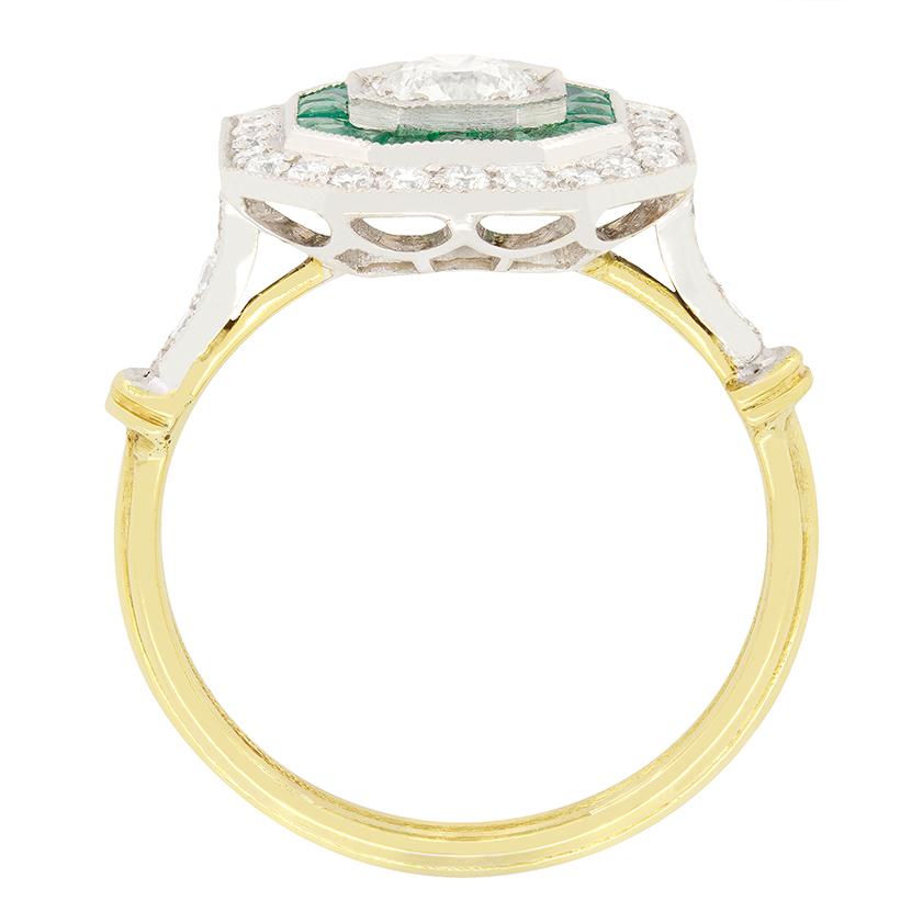 Questo splendido anello Vintage By è una vera bellezza. Al centro, un diamante tondo brillante da 0,40 carati è incastonato in una sicura montatura a griffe. Il diamante è circondato da un'affascinante aureola di smeraldi vibranti, per un totale di