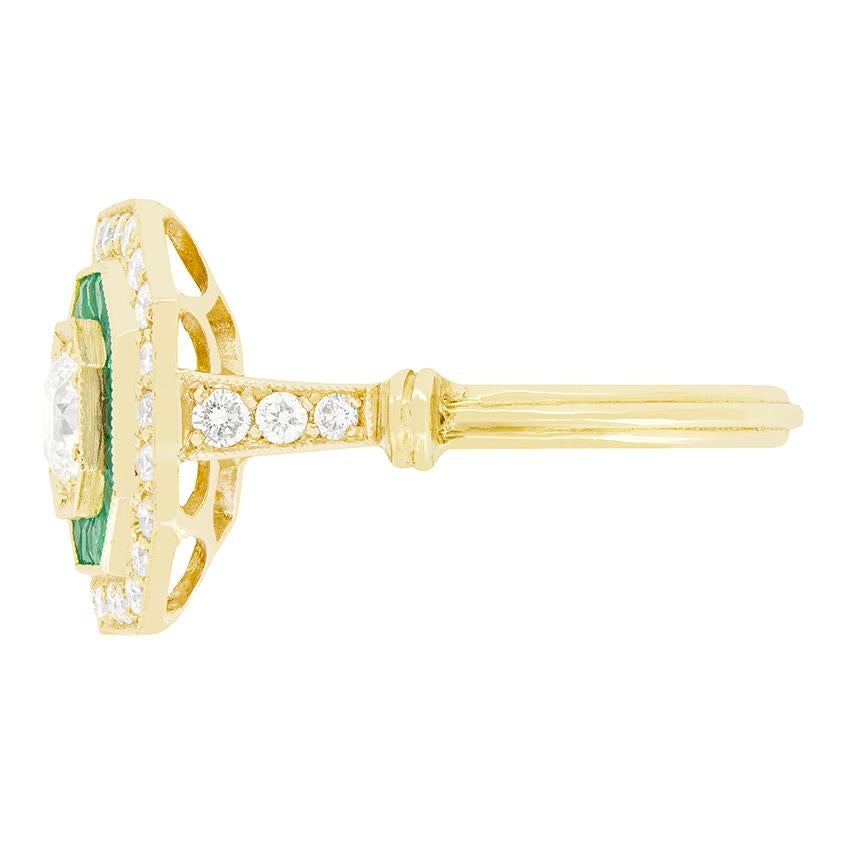 Taille ronde Vieille grappe de diamants et d'émeraudes de 0,40 carat, années 1980 en vente