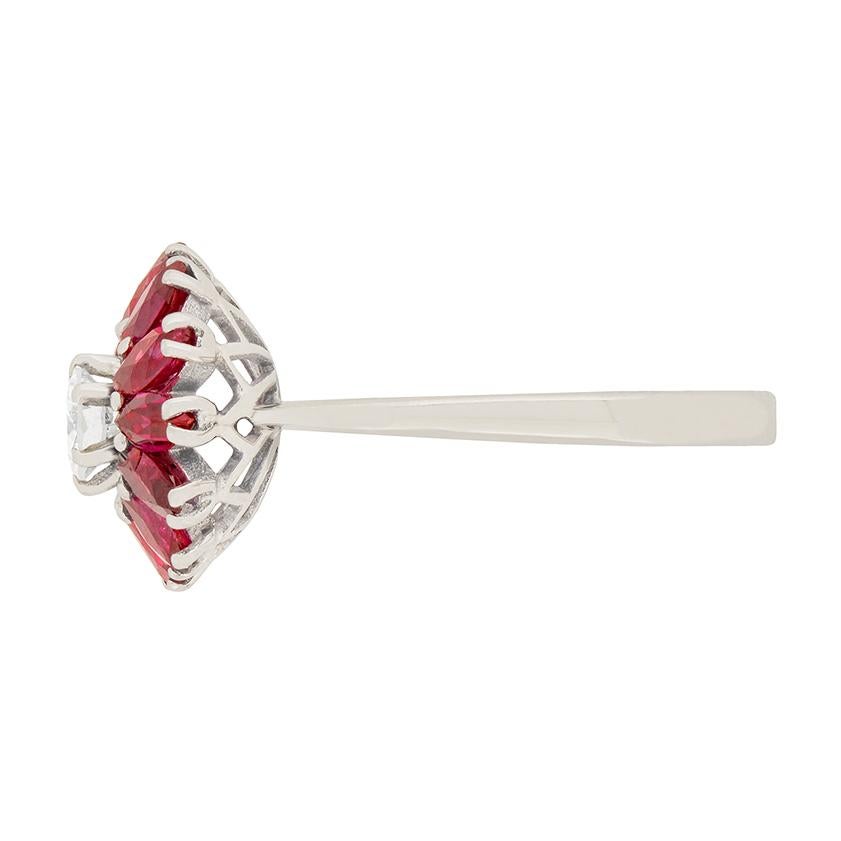 Cocktailring mit 0,40 Karat Diamant und Rubin, ca. 1950er Jahre (Rundschliff) im Angebot