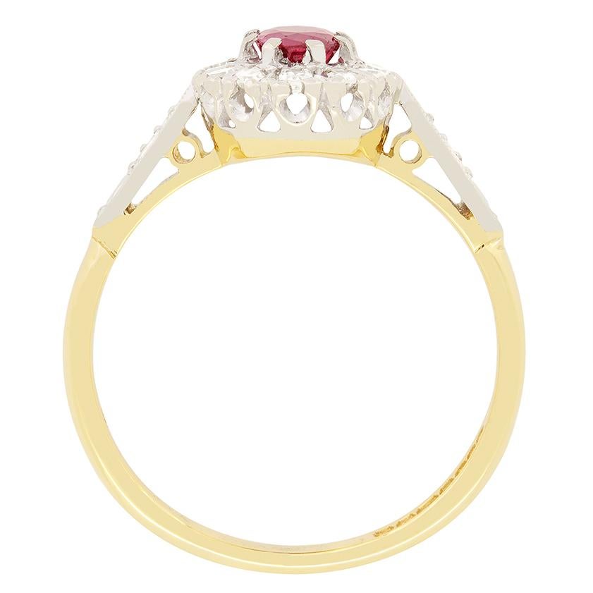 Este encantador anillo vintage en racimo está marcado en 1968. En el centro hay un rubí de 0,40 quilates, talla oval, engastado en garras de platino. Un halo de ocho brillantes diamantes talla ocho envuelve la piedra central, contrastando