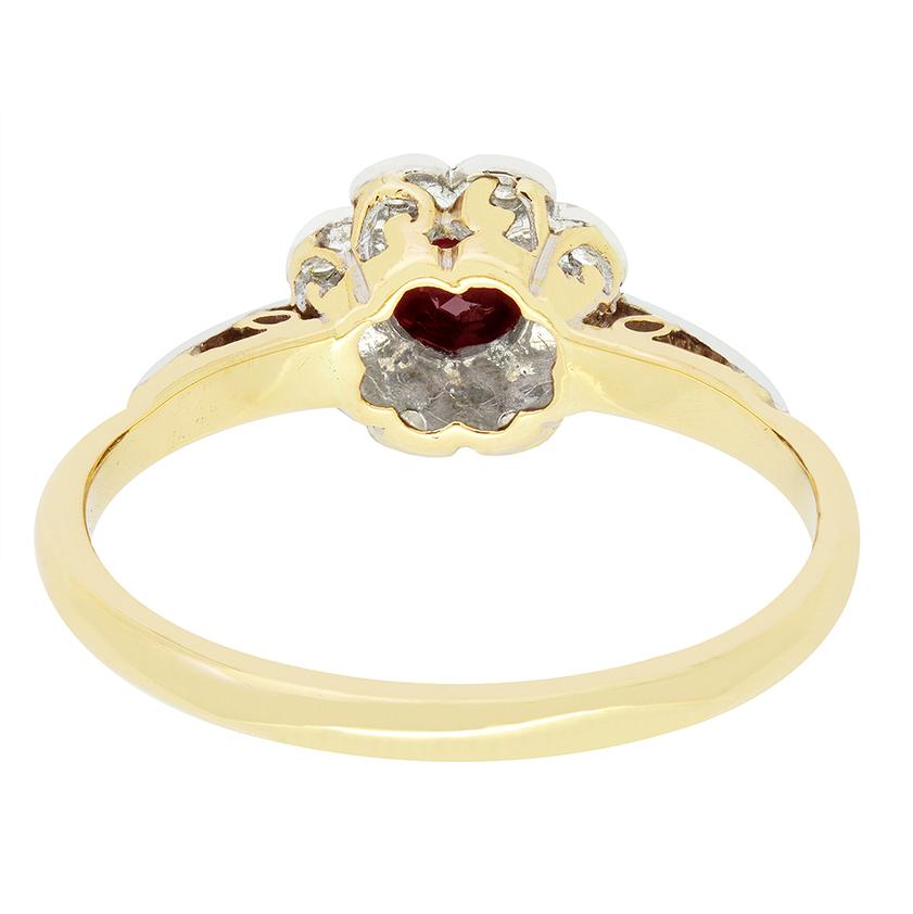 Anello a grappolo di rubini e diamanti d'epoca da 0,40 carati, anni '60 circa In condizioni buone in vendita a London, GB