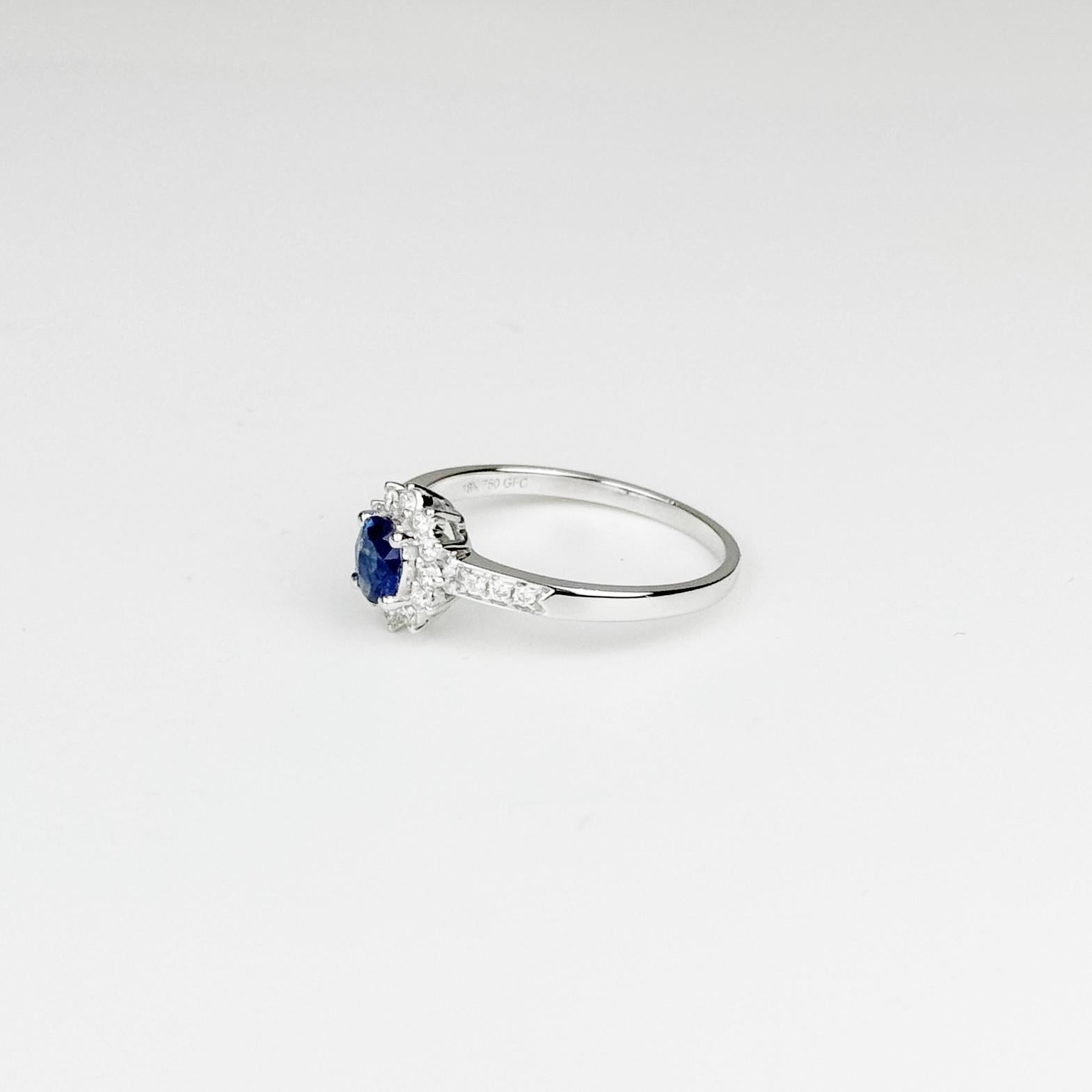
Este elegante anillo está meticulosamente elaborado en oro blanco de 18 quilates, ofreciendo un diseño lujoso y atemporal que destila sofisticación. En su corazón hay un hermoso zafiro azul de Sri Lanka de 0,40 quilates, famoso por su profundo y