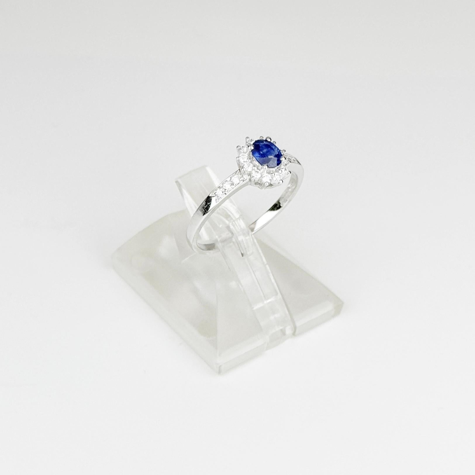 Anillo vintage de diamantes con zafiro azul de Sri Lanka de 0,40 ct en oro blanco de 18 quilates Corte oval en venta