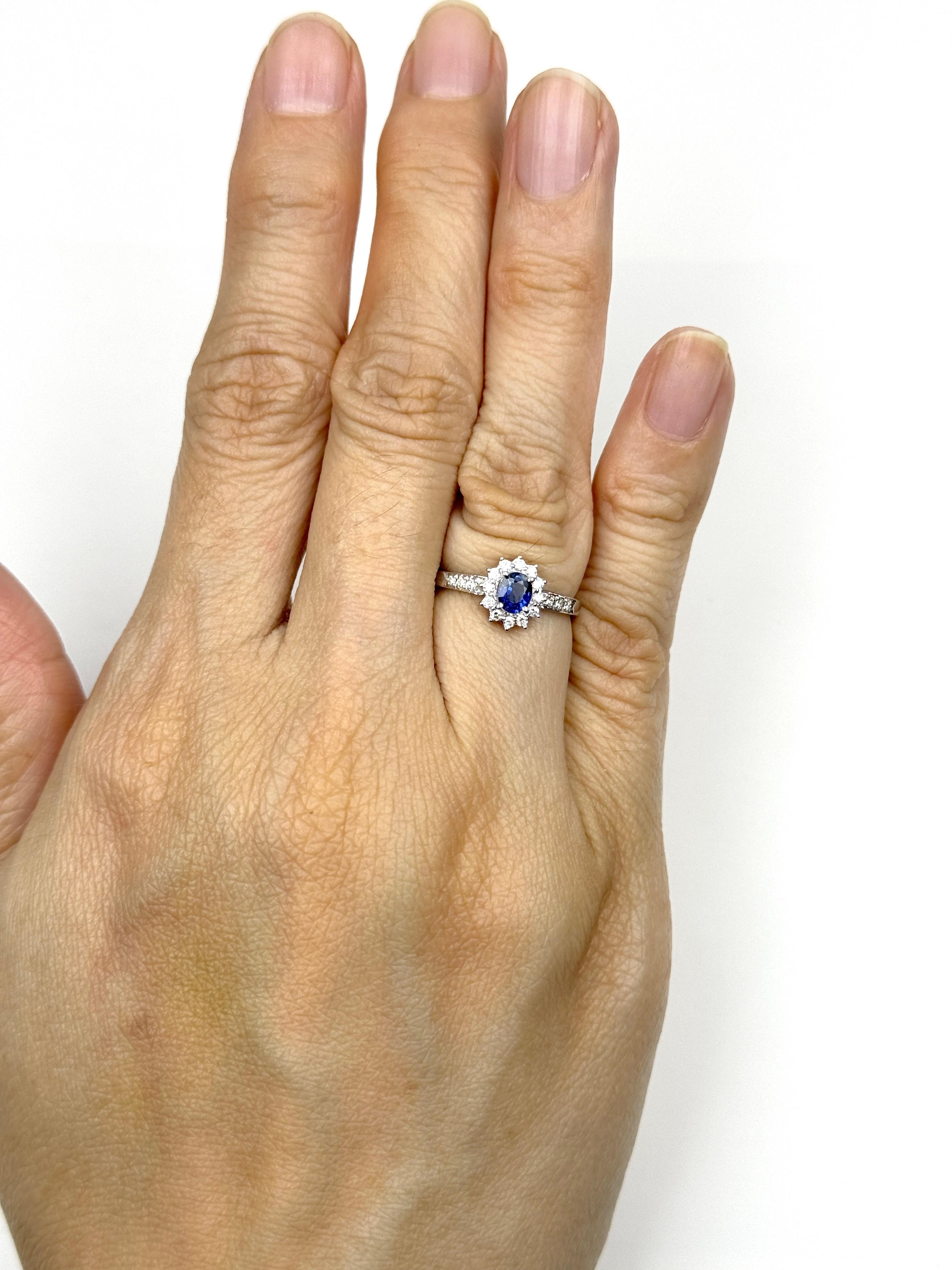 Anillo vintage de diamantes con zafiro azul de Sri Lanka de 0,40 ct en oro blanco de 18 quilates en Nuevo estado para la venta en Hong Kong, HK