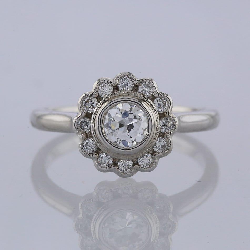 Vintage 0.41 Carat Diamond Daisy Cluster Ring In Good Condition In London, GB