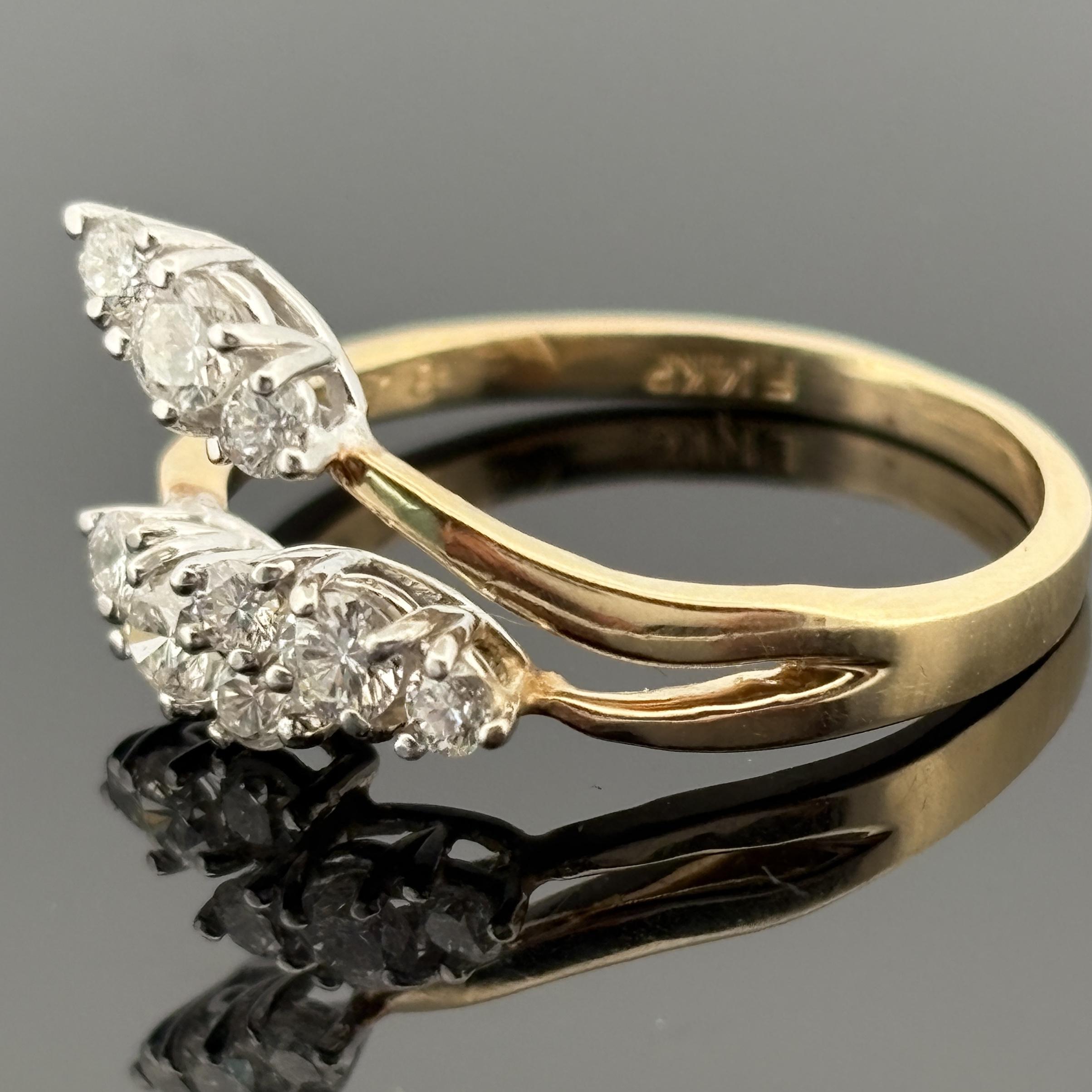 Diamanten - 9 runde Brillantschliffe, insgesamt 0,42 Karat, Farbe G, Reinheit VS2
Metall - 14 Karat Gelbgold mit Weißgoldzacken, 2,5 Gramm
Größe - passt derzeit ca. 6,25, größenverstellbar
Maße - navettenförmige Köpfe verteilen sich ca. 10 mm über
