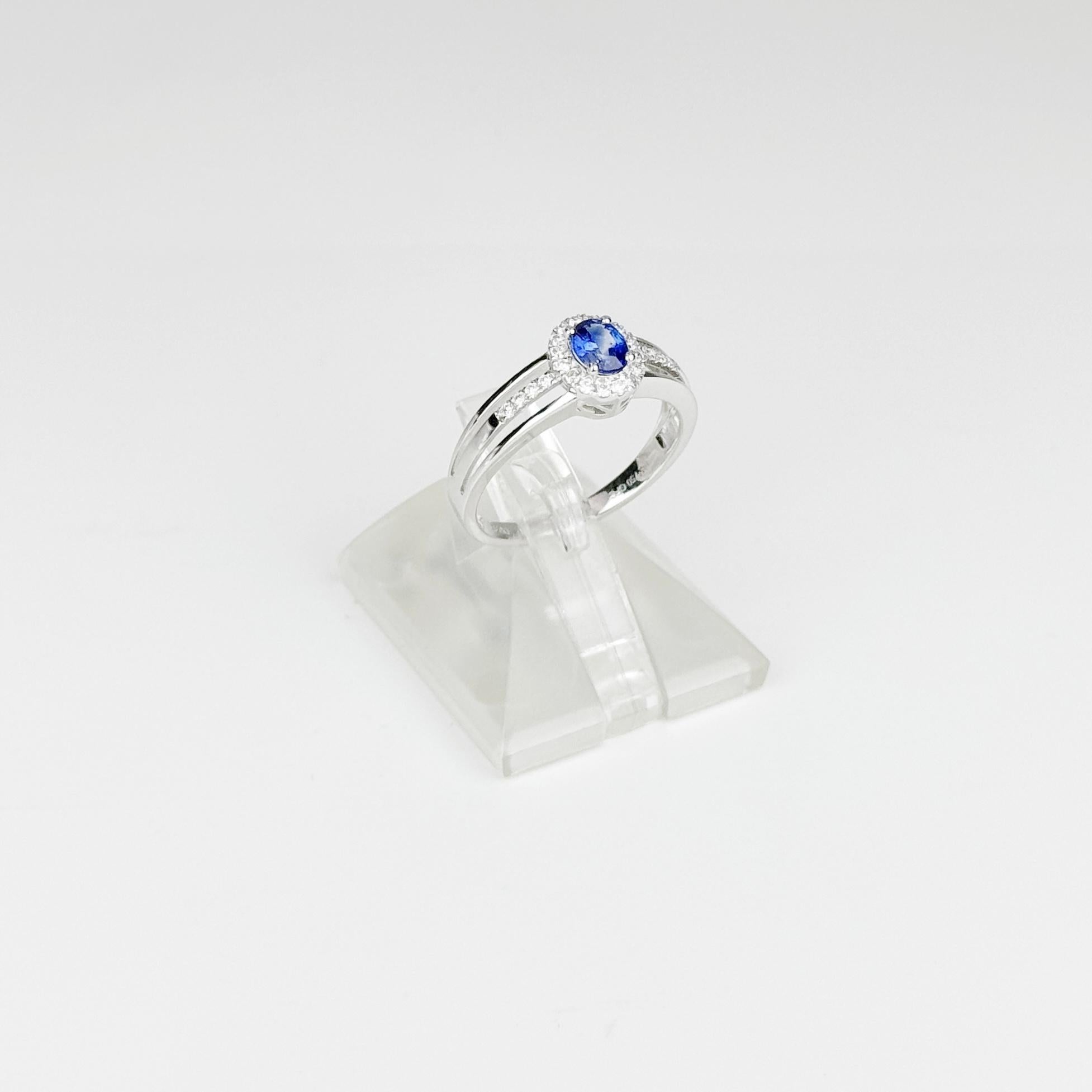 Oval Cut Vintage 0.43ct Sri Lanka Blue Sapphire Diamond Ring in 18K White Gold For Sale