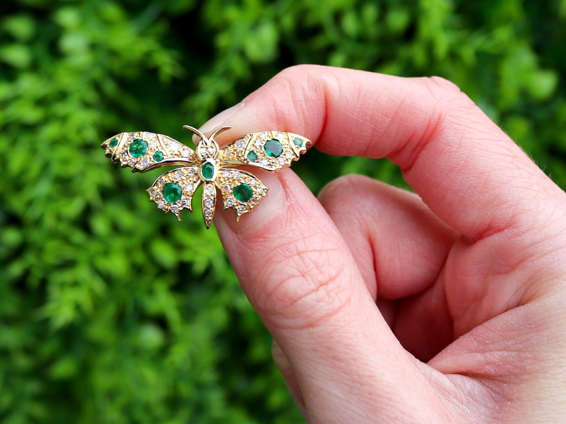 Fino e impresionante broche vintage de estilo antiguo con esmeralda de 0,45 quilates, diamante de 0,43 quilates y oro amarillo de 18 quilates en forma de mariposa; forma parte de nuestras diversas colecciones de joyas con piedras preciosas y joyas