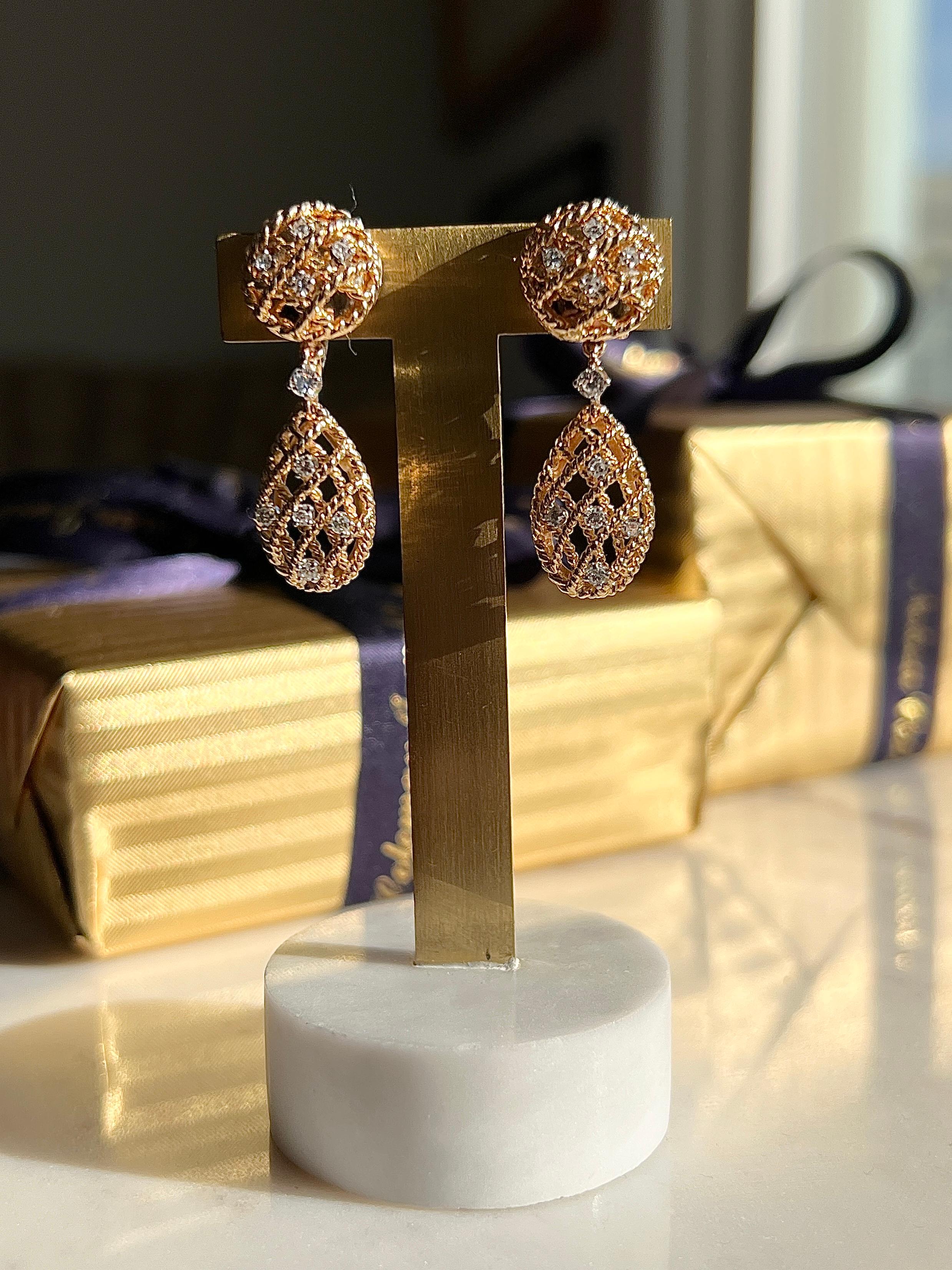 Ein Paar Ohrringe aus 14-karätigem Gelbgold aus den 1980er Jahren, besetzt mit zehn runden Diamanten im Brillantschliff von insgesamt etwa 0,45 Karat, Farbe I/J und Reinheit SI. Diese Vintage-Ohrringe sind ein Beispiel für das elegante Schmuckdesign