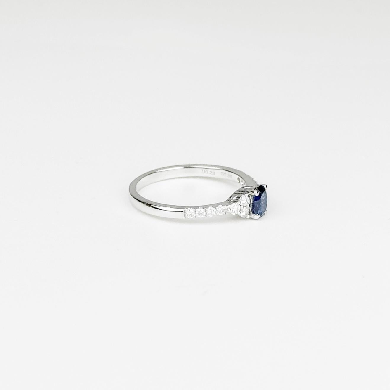 
Este elegante anillo está meticulosamente elaborado en oro blanco de 18 quilates, ofreciendo un diseño lujoso y atemporal que destila sofisticación. En su corazón hay un hermoso zafiro azul de Sri Lanka de 0,47 quilates, famoso por su profundo y