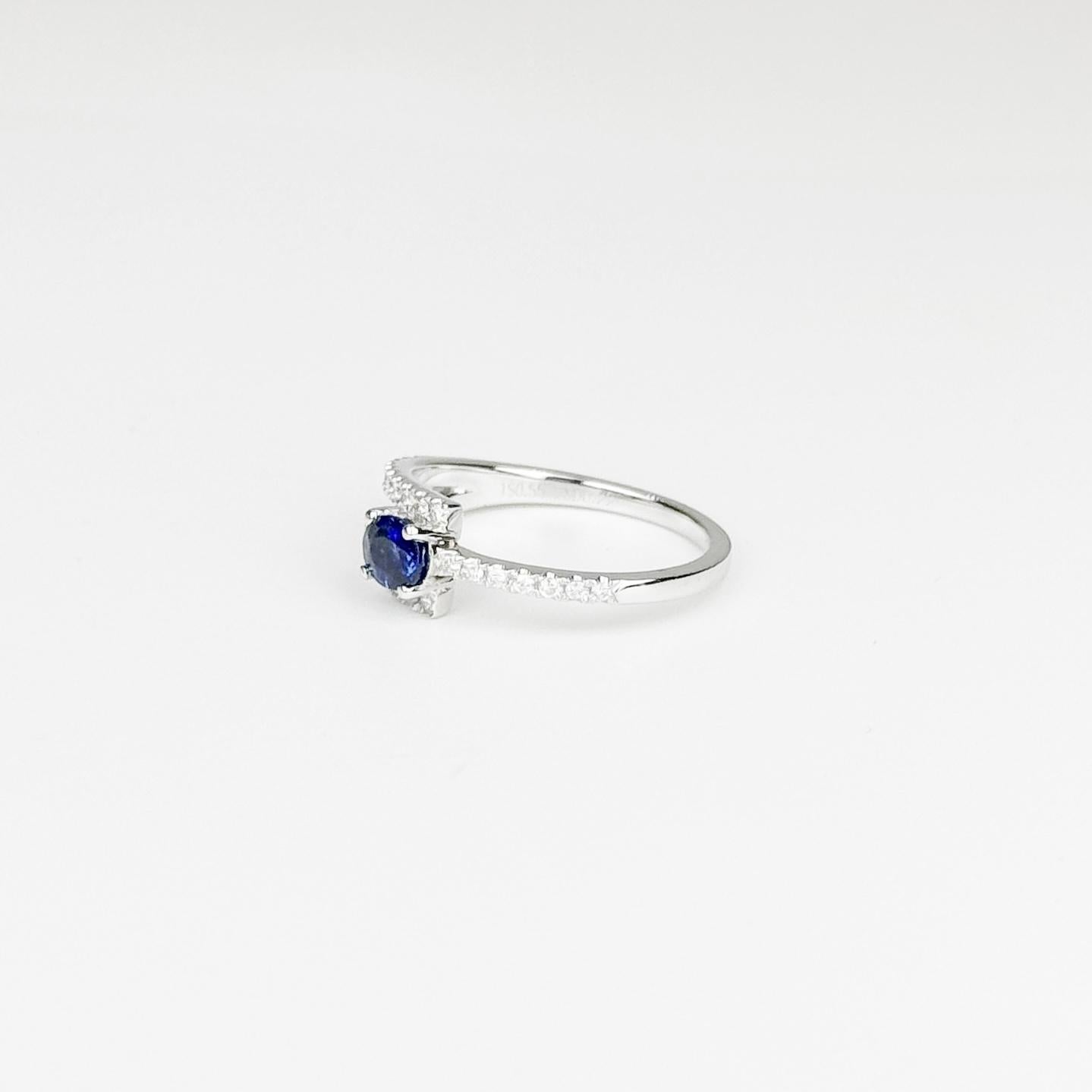 Este exquisito anillo de oro blanco de 18 quilates tiene como pieza central un cautivador zafiro de Sri Lanka de 0,55 quilates. La rica tonalidad azul del zafiro se complementa con elegancia con 0,22 quilates de deslumbrantes diamantes, de claridad