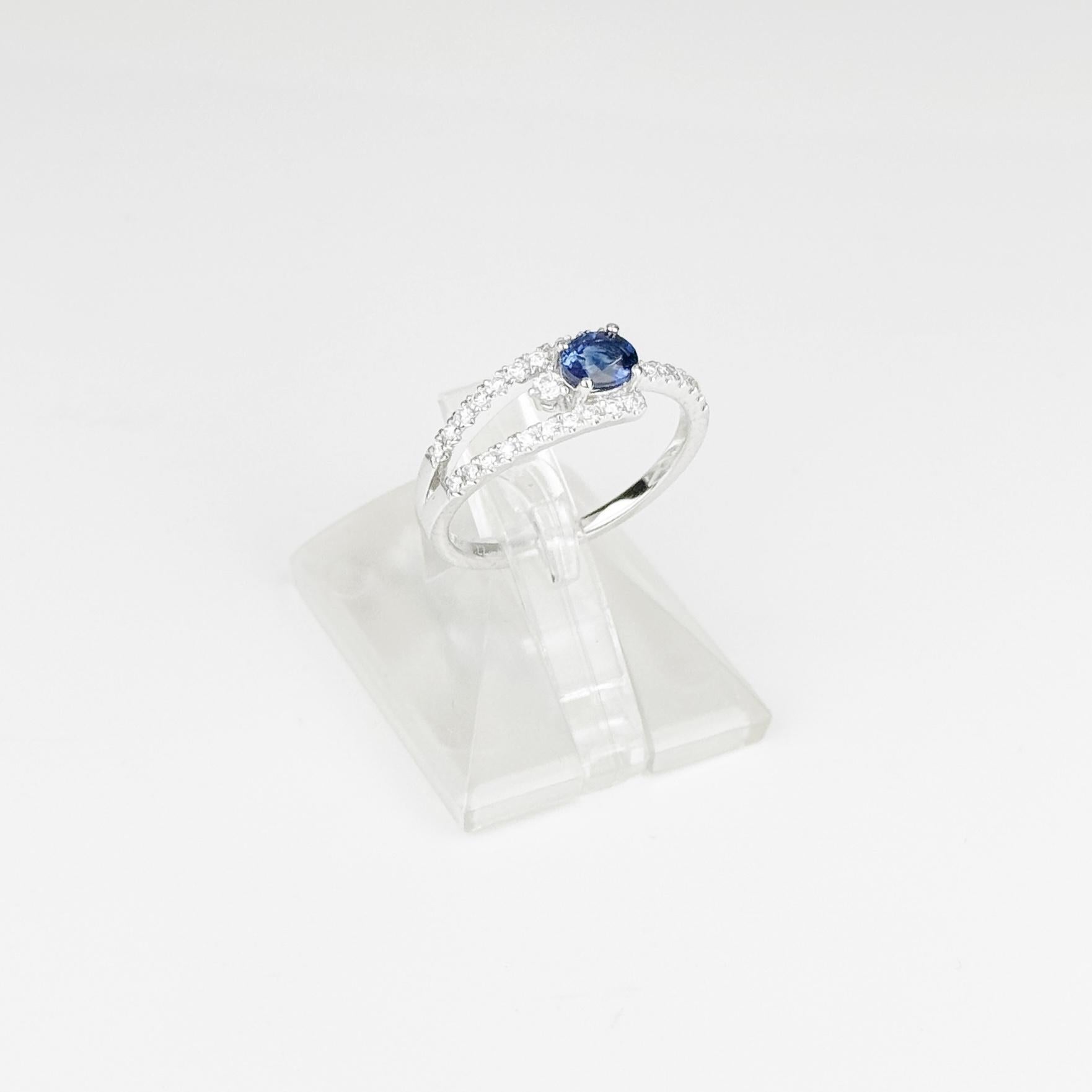 Anillo vintage de diamantes con zafiro azul de Sri Lanka de 0,47 ct en oro blanco de 18 quilates Contemporáneo