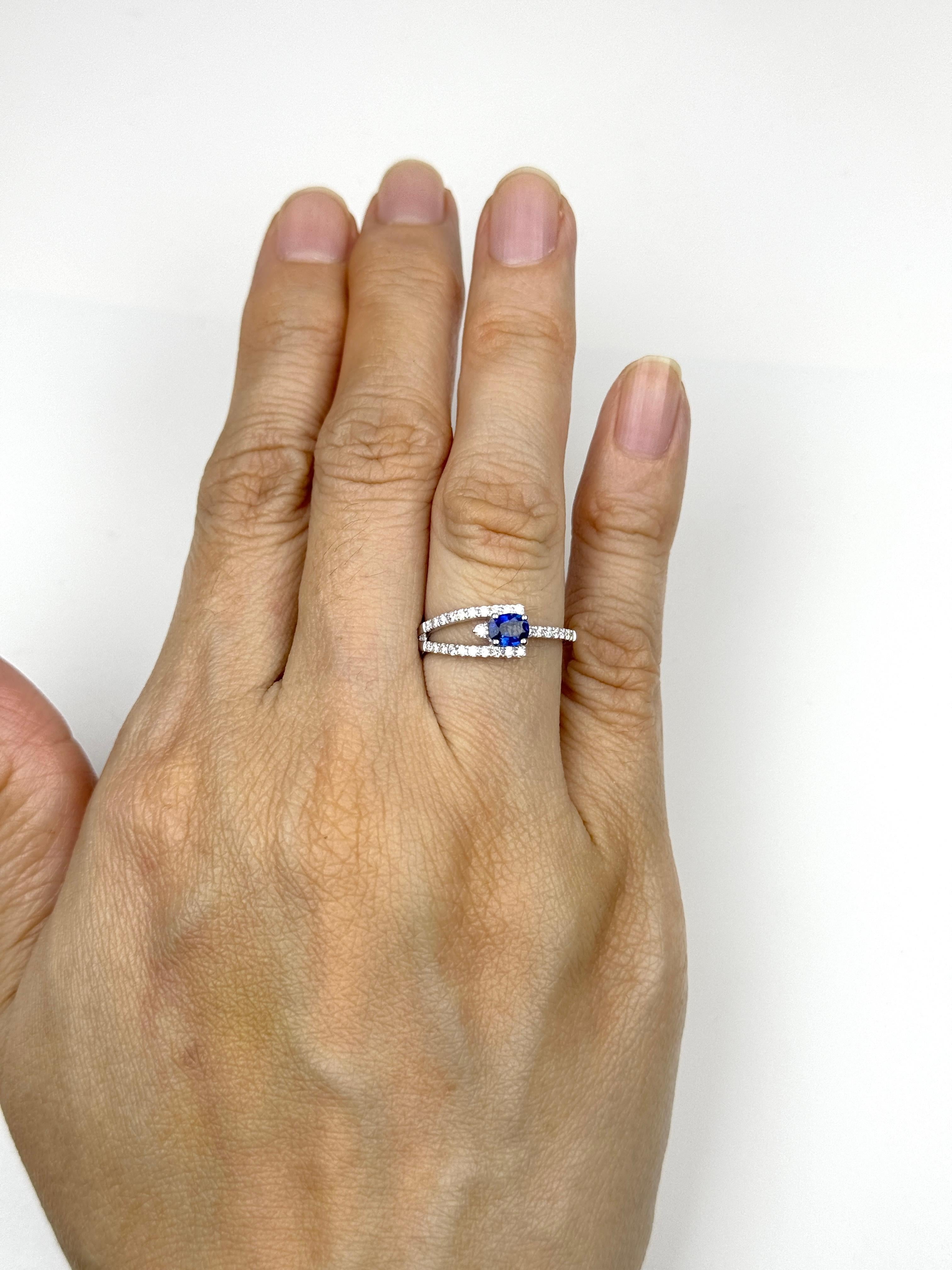 Anillo vintage de diamantes con zafiro azul de Sri Lanka de 0,47 ct en oro blanco de 18 quilates Corte oval