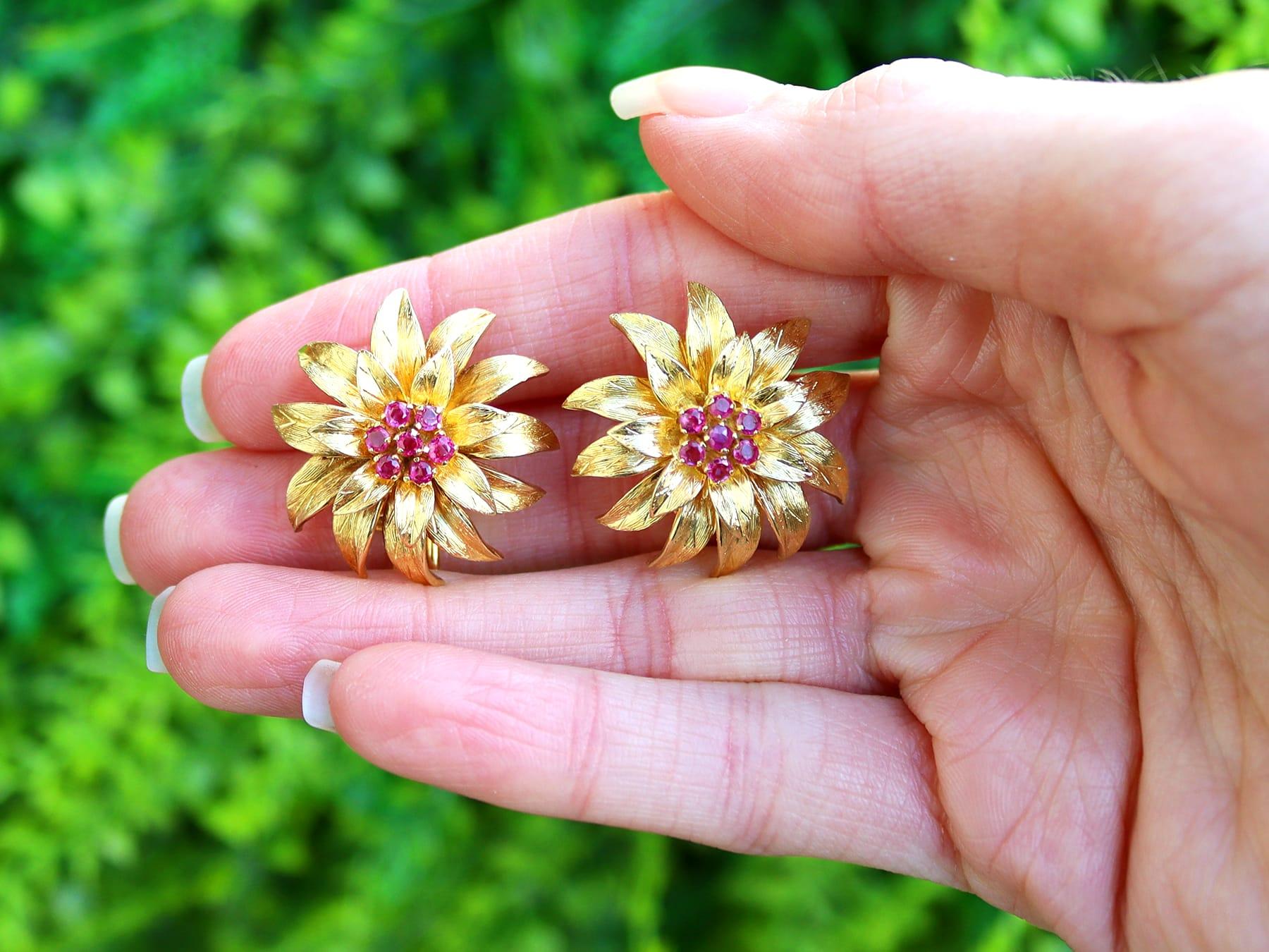Vintage 0,48ct Rubin und 18k Gelbgold Ohrringe CIRCA 1990 (Rundschliff) im Angebot