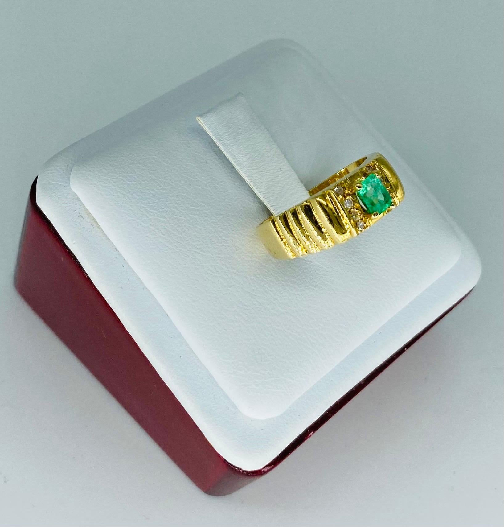 Vintage 0.50 Carat Colombian Emerald Ring 18k Gold.
Beautiful ring featuring 8 round diamonds and a center Colombian Emerald gemstone, all weighting a total of approx 0.50 carat. The ring is a size 6.5 and weights 4.3 grams 18k gold.