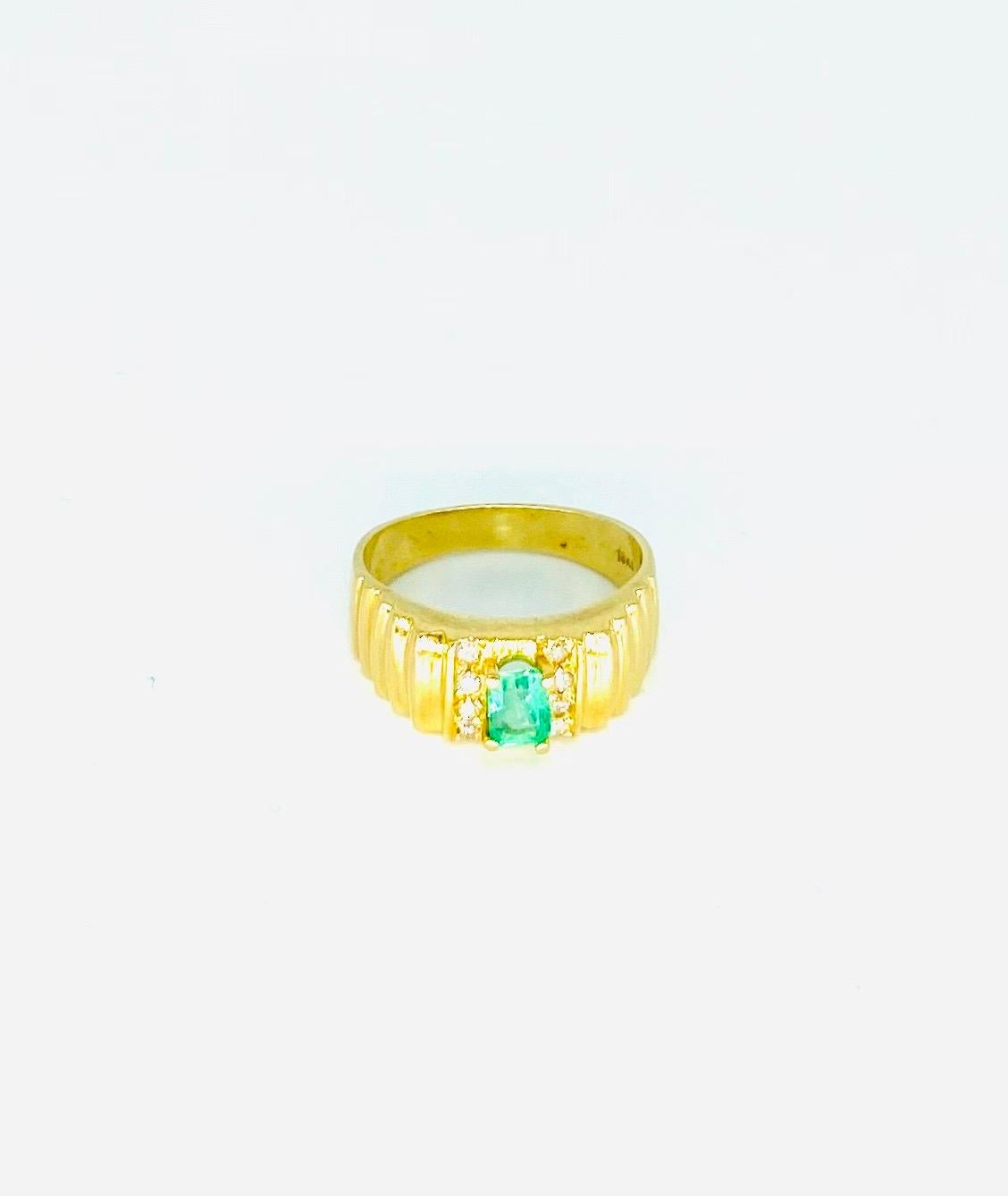 Emerald Cut Vintage 0.50 Carat Colombian Emerald Ring 18k Gold For Sale