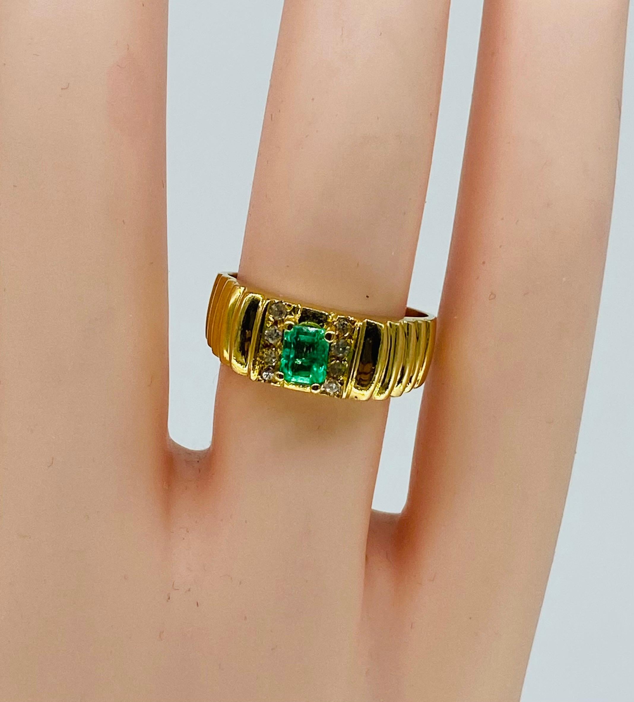 Vintage 0.50 Carat Colombian Emerald Ring 18k Gold In Excellent Condition For Sale In Miami, FL
