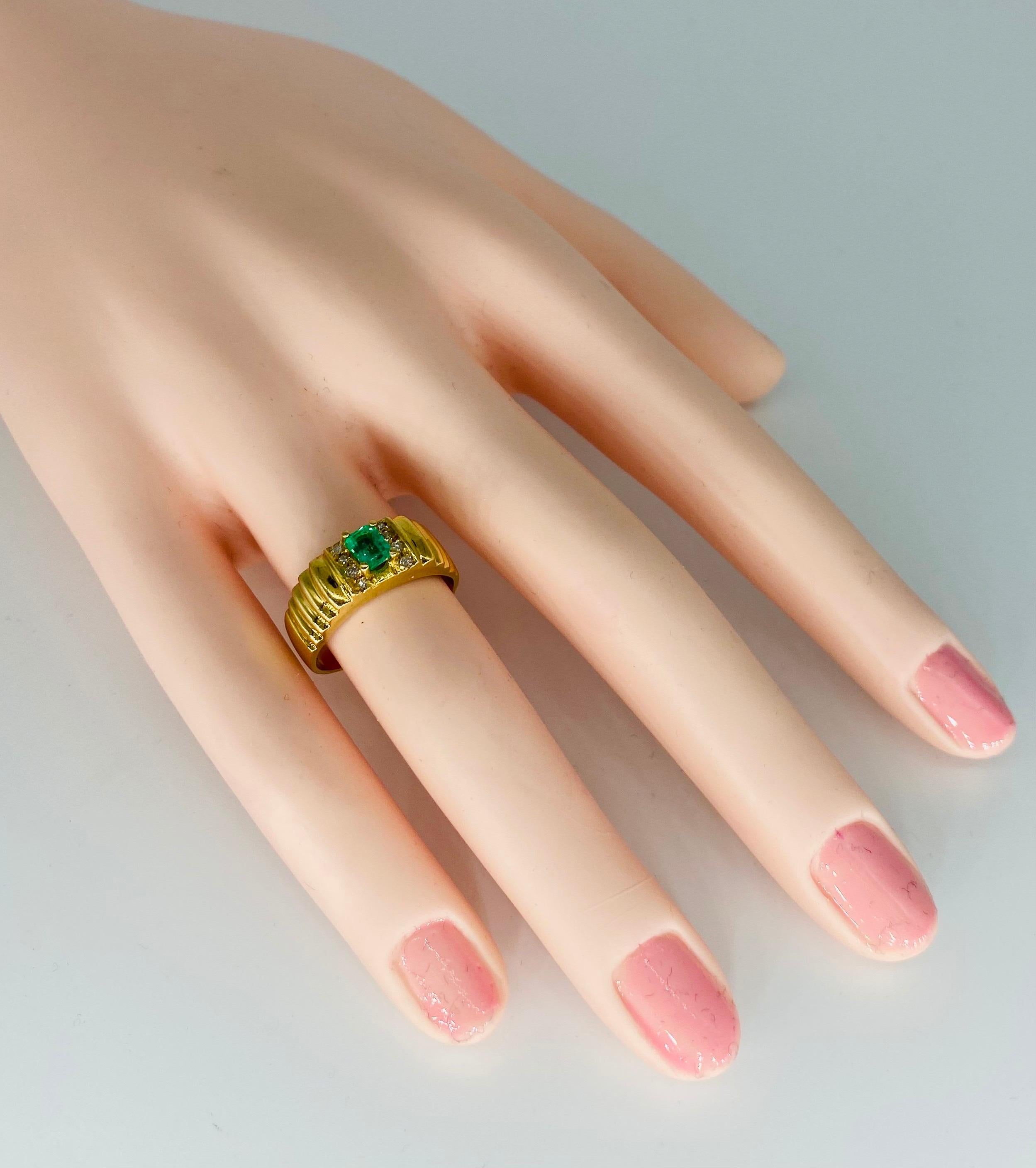 Vintage 0.50 Carat Colombian Emerald Ring 18k Gold For Sale 2