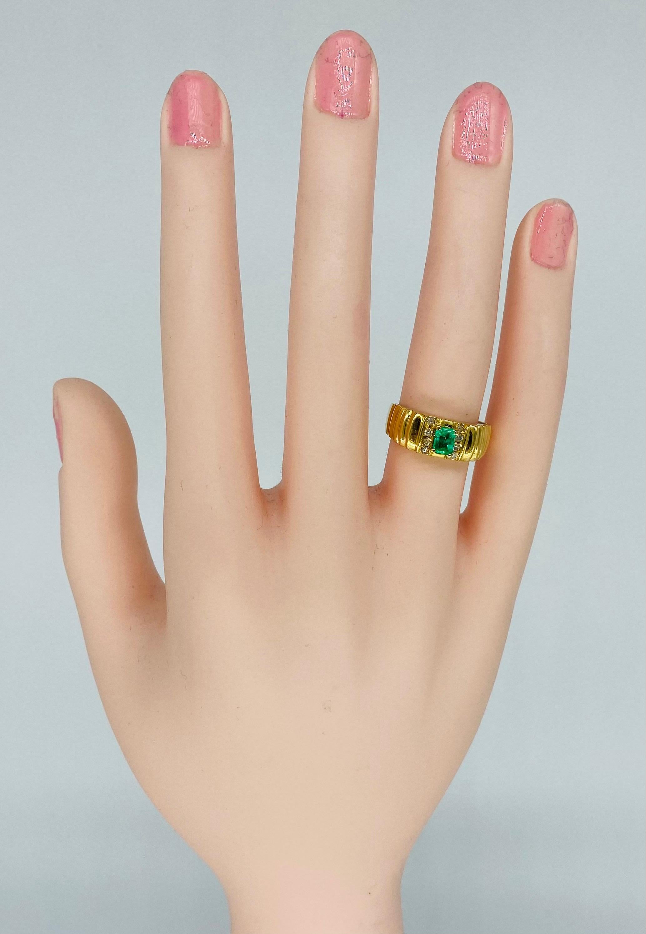 Vintage 0.50 Carat Colombian Emerald Ring 18k Gold For Sale 3