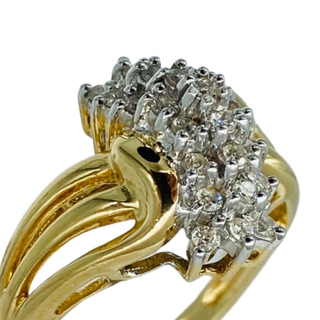 Vintage 0,50 Karat Diamanten Cluster Ring 14k Gold. Gut gemachter, massiver und schwerer Ring mit ca. 0,50 Karat Diamanten im Gesamtgewicht. Der Ring misst 14 mm in der Höhe und hat die Größe 5 (größenverstellbar). Der Ring wiegt 4,1 g
