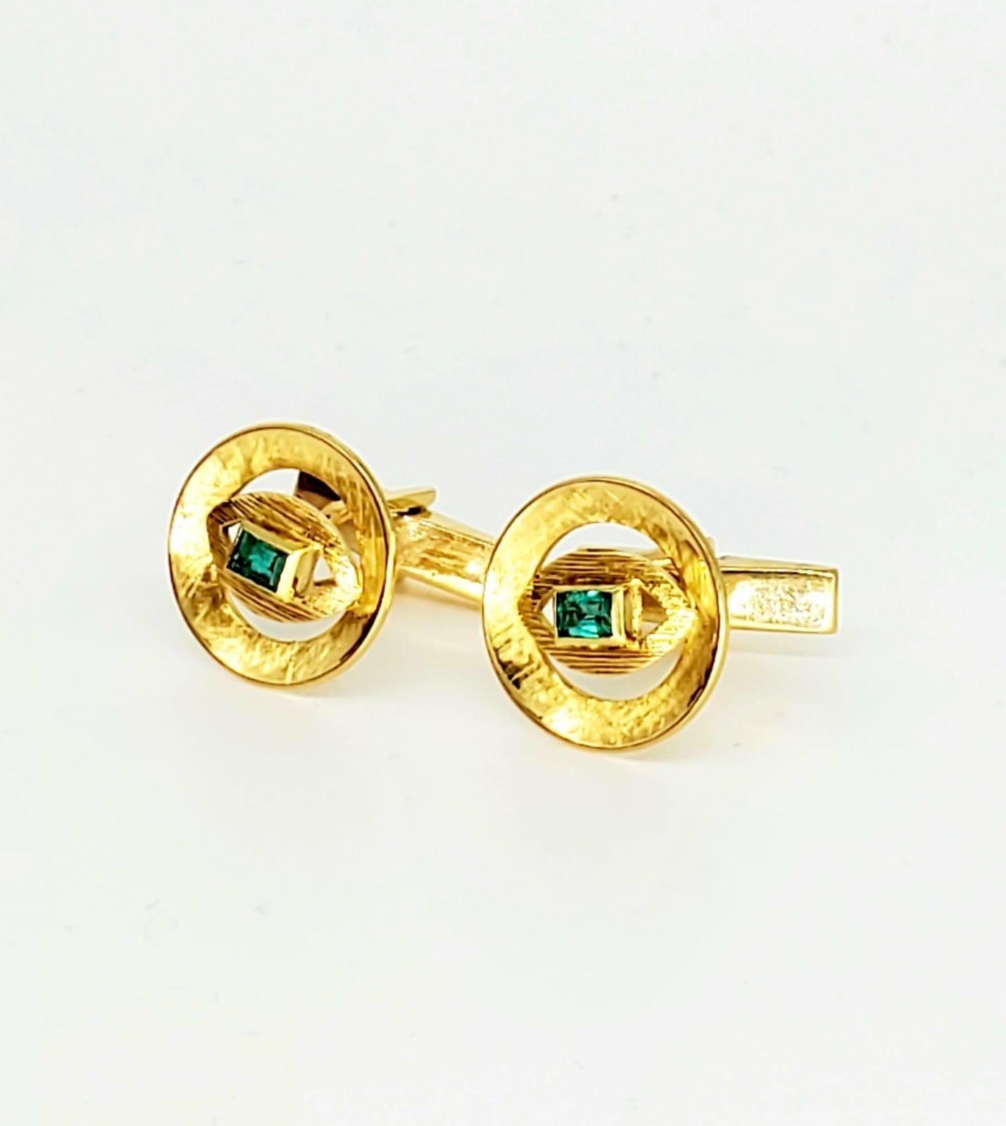 Vintage 0.50 Carat Emerald Cufflinks 18k Gold. Les boutons de manchette mesurent 1 