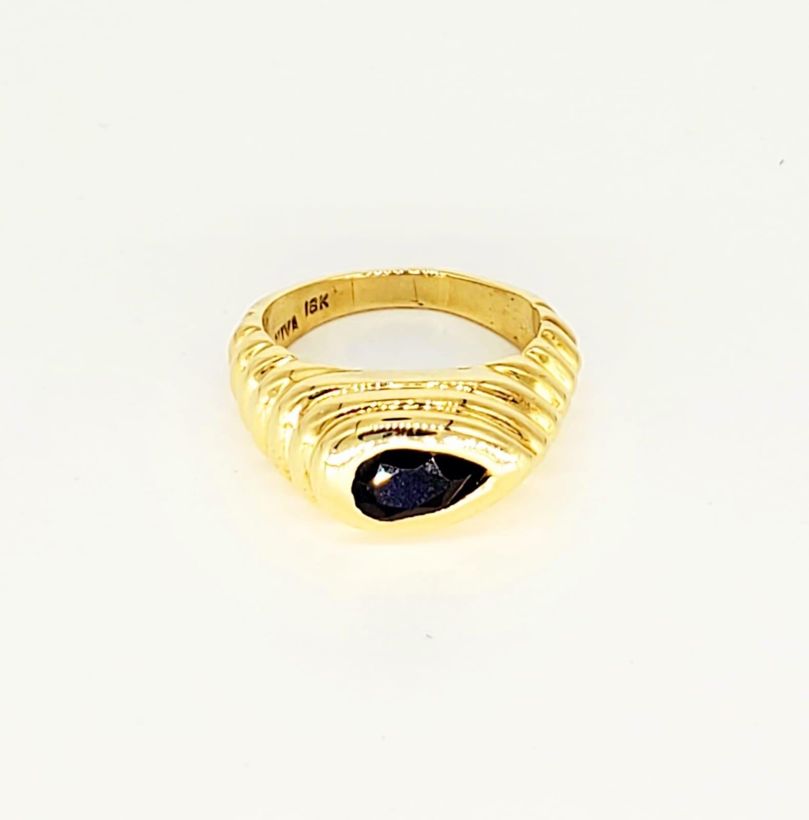 Vintage 0.50 Carat Pear Shape Dark Blue Sapphire 3D Bold Design Ring 18 Karat For Sale 2