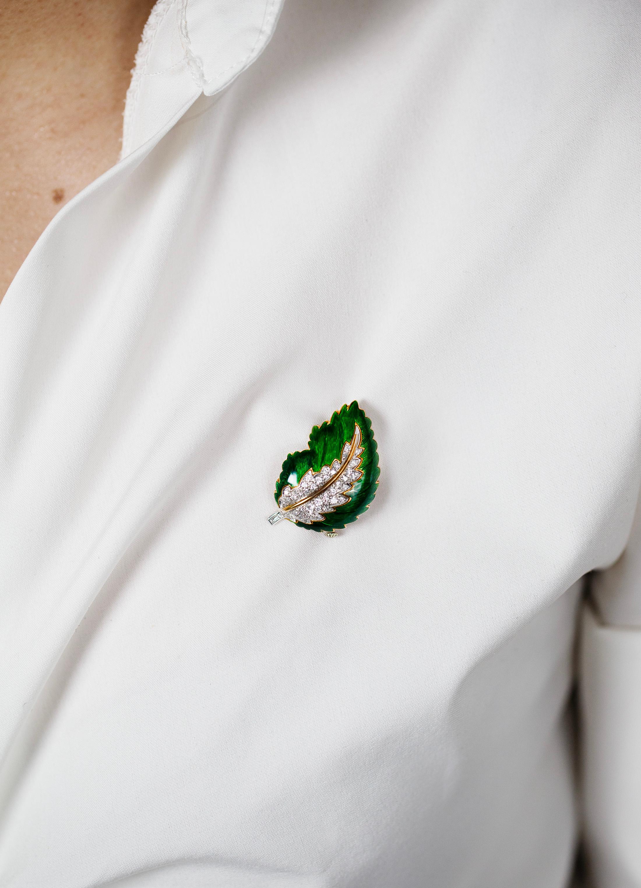 Vintage 0.50 Carat Total Round Cut Diamond & Green Enamel Leaf Brooch For Sale 1