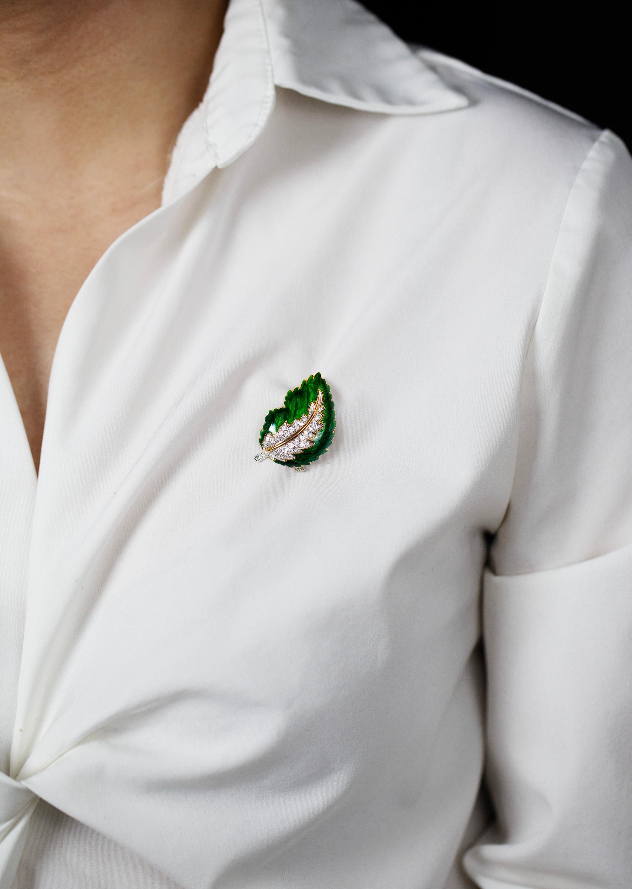 Vintage 0.50 Carat Total Round Cut Diamond & Green Enamel Leaf Brooch In Excellent Condition For Sale In New York, NY