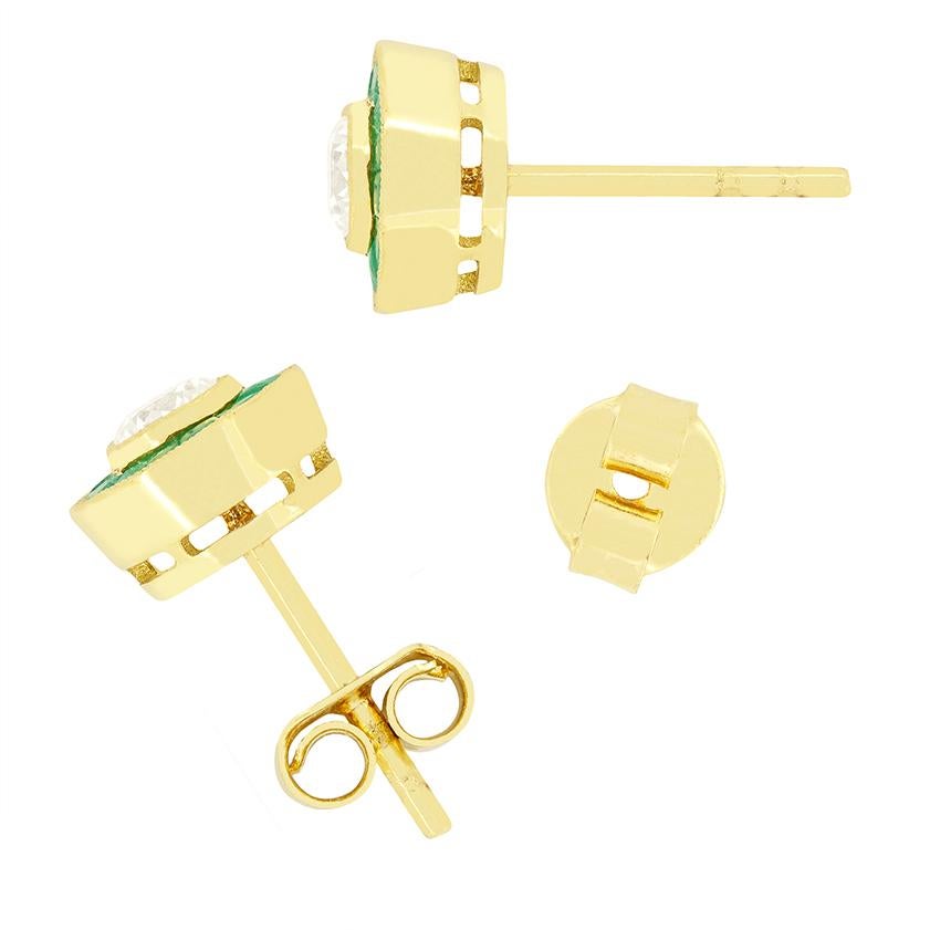 Risalenti agli anni '80, questi bellissimi orecchini ruotano attorno a una coppia di scintillanti diamanti tondi brillanti. Questi diamanti hanno un peso di 0,25 carati l'uno e sono incastonati in oro giallo 18 carati. Creando un design mirato, ogni