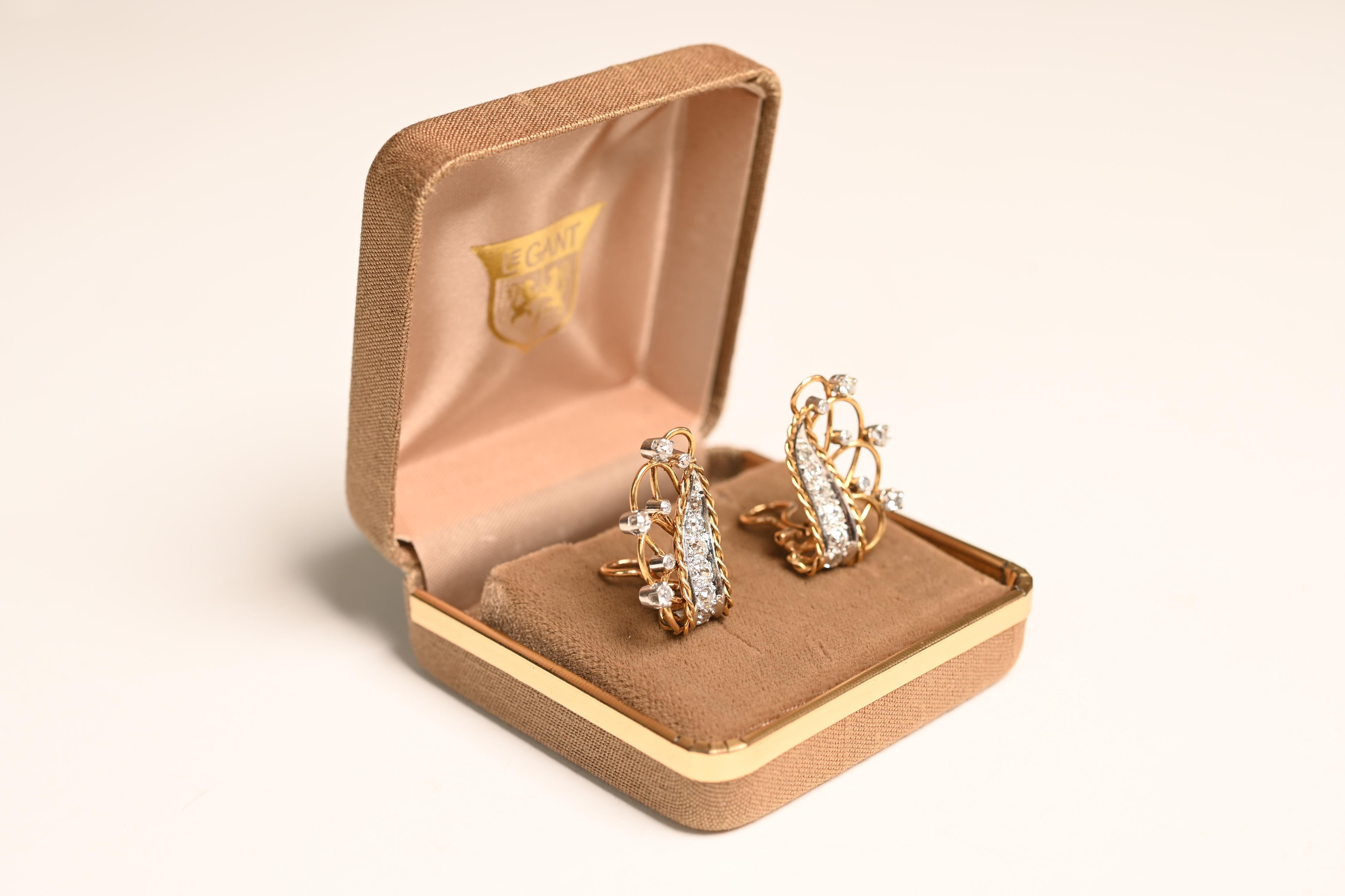 Diese exquisiten Vintage-Ohrringe zeigen eine vertikale Linie von Diamanten im alten europäischen Schliff, die fachmännisch in Platin mikrofurniert sind. Die Diamanten mit einem Gesamtfarbwert von H-I und einer Reinheit von VS2-SI1 strahlen eine