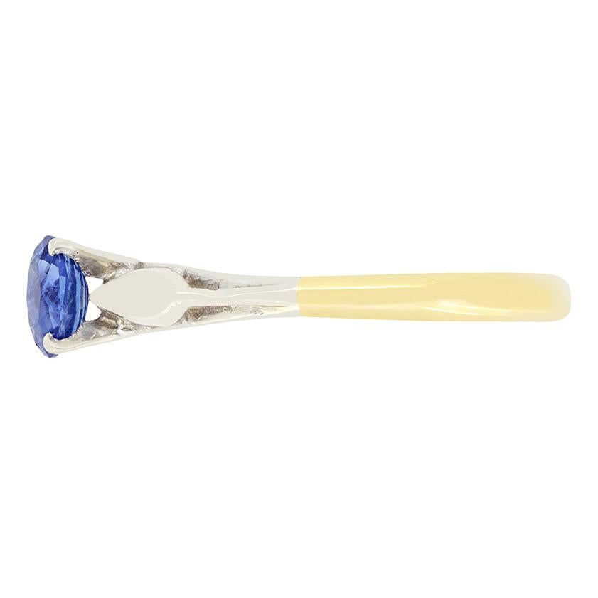 Taille ovale Vintage 0.50ct Sapphire Solitaire Ring, c.1950s en vente