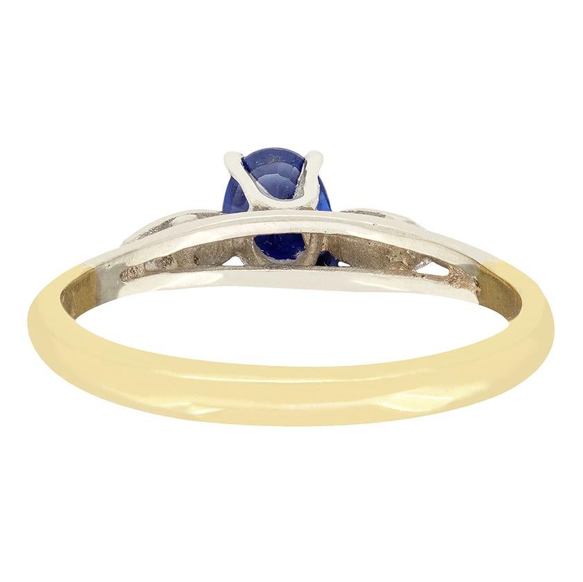 Vintage 0.50ct Sapphire Solitaire Ring, c.1950s Bon état - En vente à London, GB