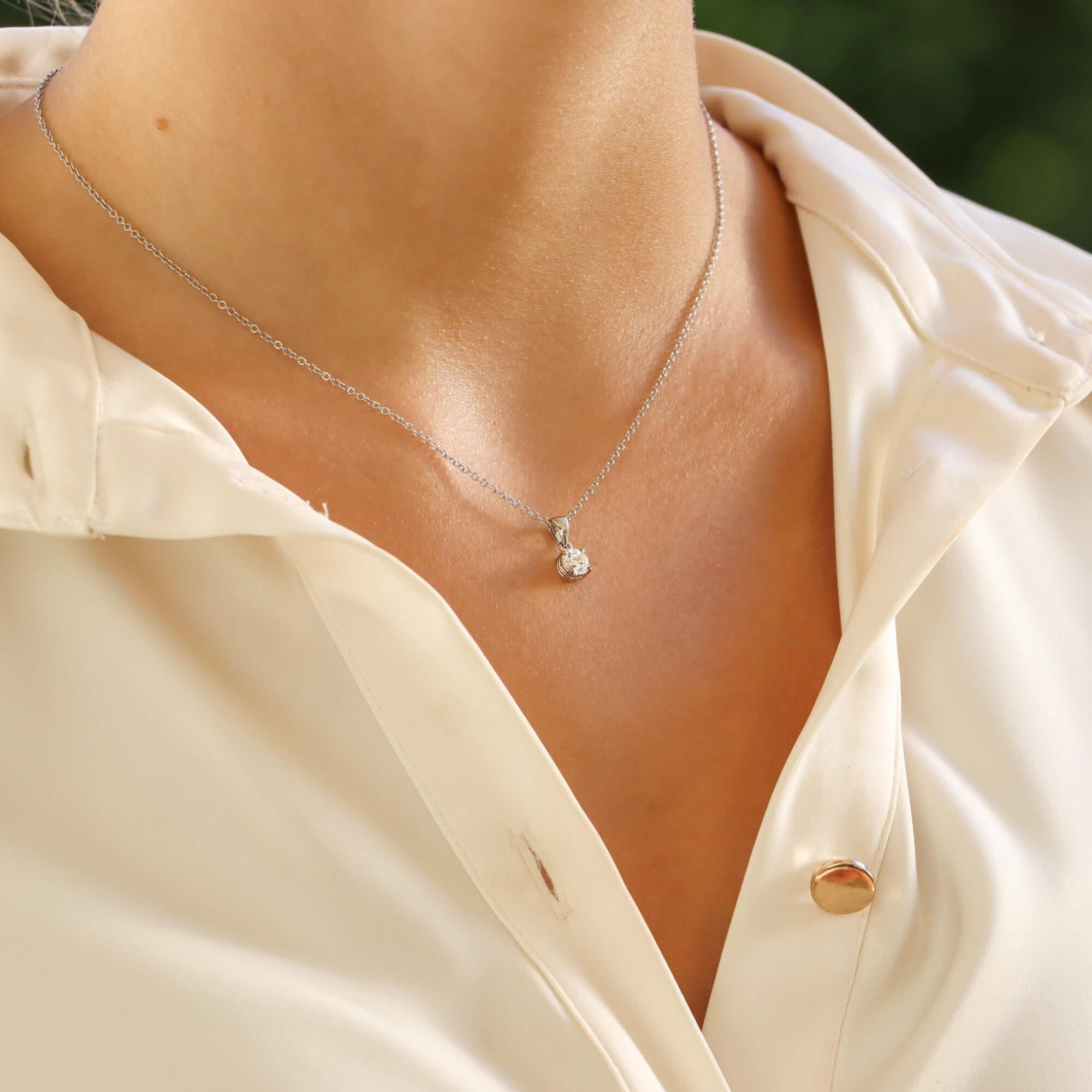 A beautiful vintage single solitaire diamond pendant set in 18k white gold.

The pendant is solely set with a sparkly round brilliant cut diamond that is four claw set to centre. The pendant hangs from a 18-inch white gold trace chain.

Due to the