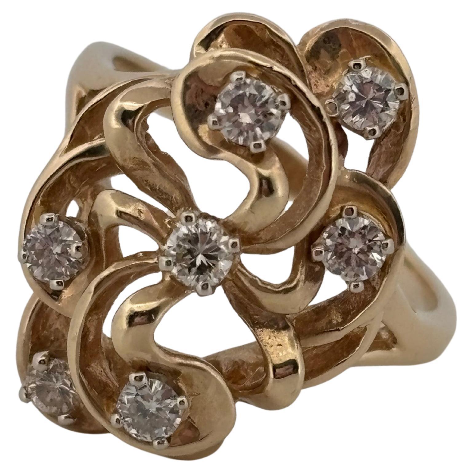 Cette élégante bague vintage est finement réalisée en or jaune 14k et met en valeur sept diamants naturels de taille ronde d'un poids total d'environ 0,50 carat. Chaque diamant est soigneusement serti dans un arrangement linéaire classique, créant