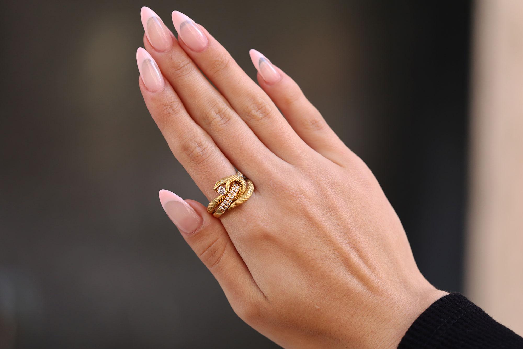 Vintage 0.52ctw Diamant Gravierte Schlange Ring (Neuägyptisch) im Angebot