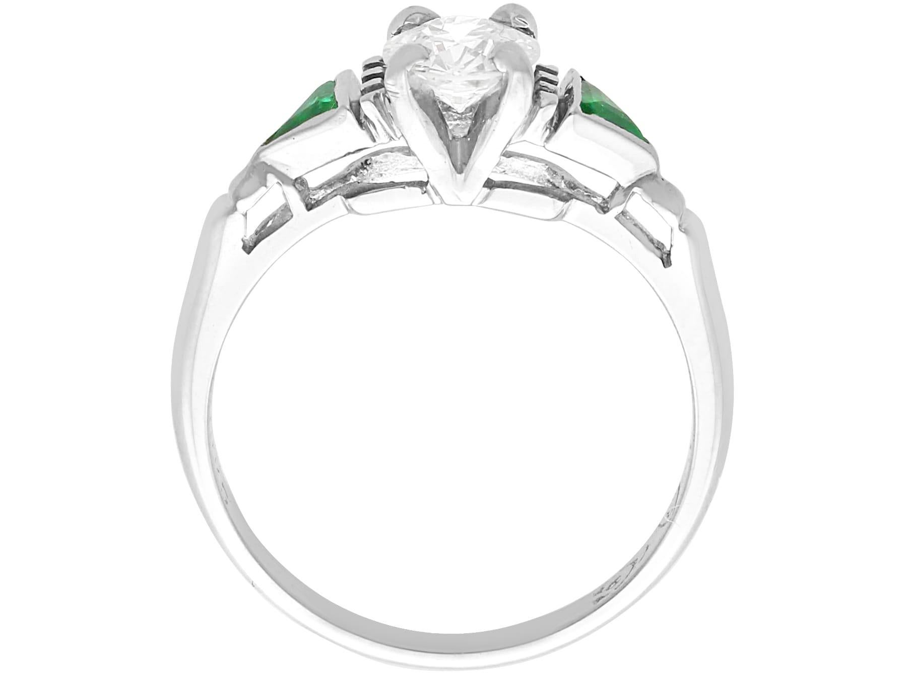Vintage 0.55ct Diamond and 0.22ct Emerald 18k White Gold Trilogy Ring In Excellent Condition For Sale In Jesmond, Newcastle Upon Tyne