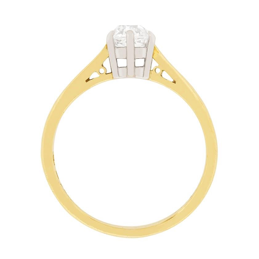 Exemple classique de bague solitaire, cette pièce date des années 1950. Le diamant de taille ancienne de 0,55 carat est serti à l'aide de griffes dans une monture en or blanc 18 carats, puis terminé par un bracelet en or jaune 18 carats. La pierre